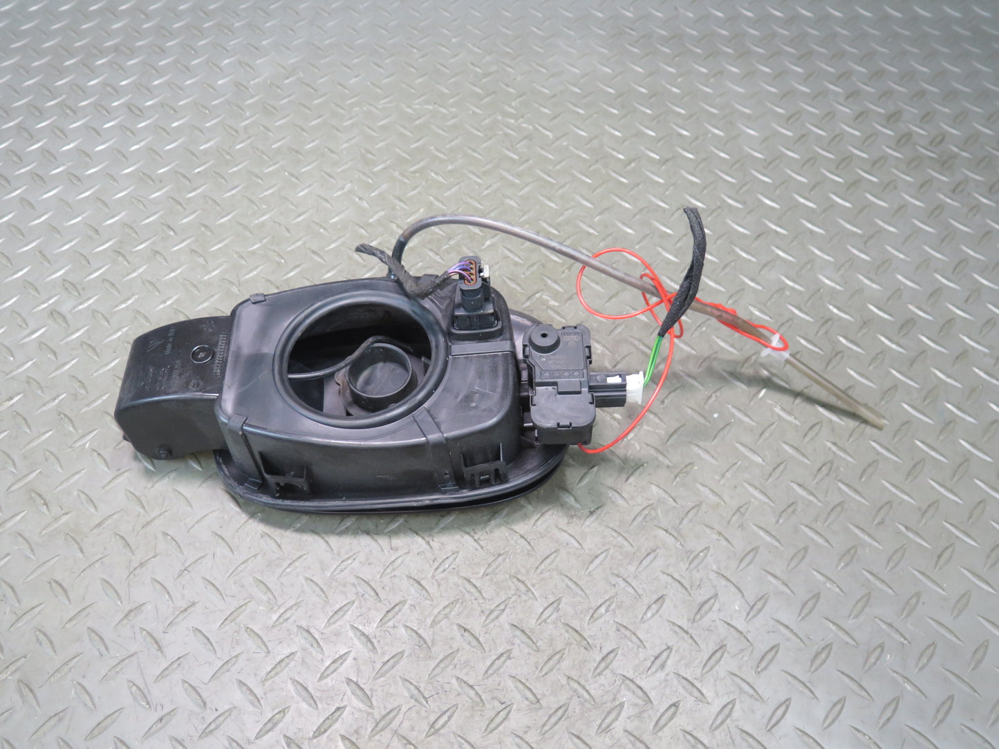 2015-2018 Porsche Cayenne 958 E-hybrid Battery Charger Door Lid w Actuator