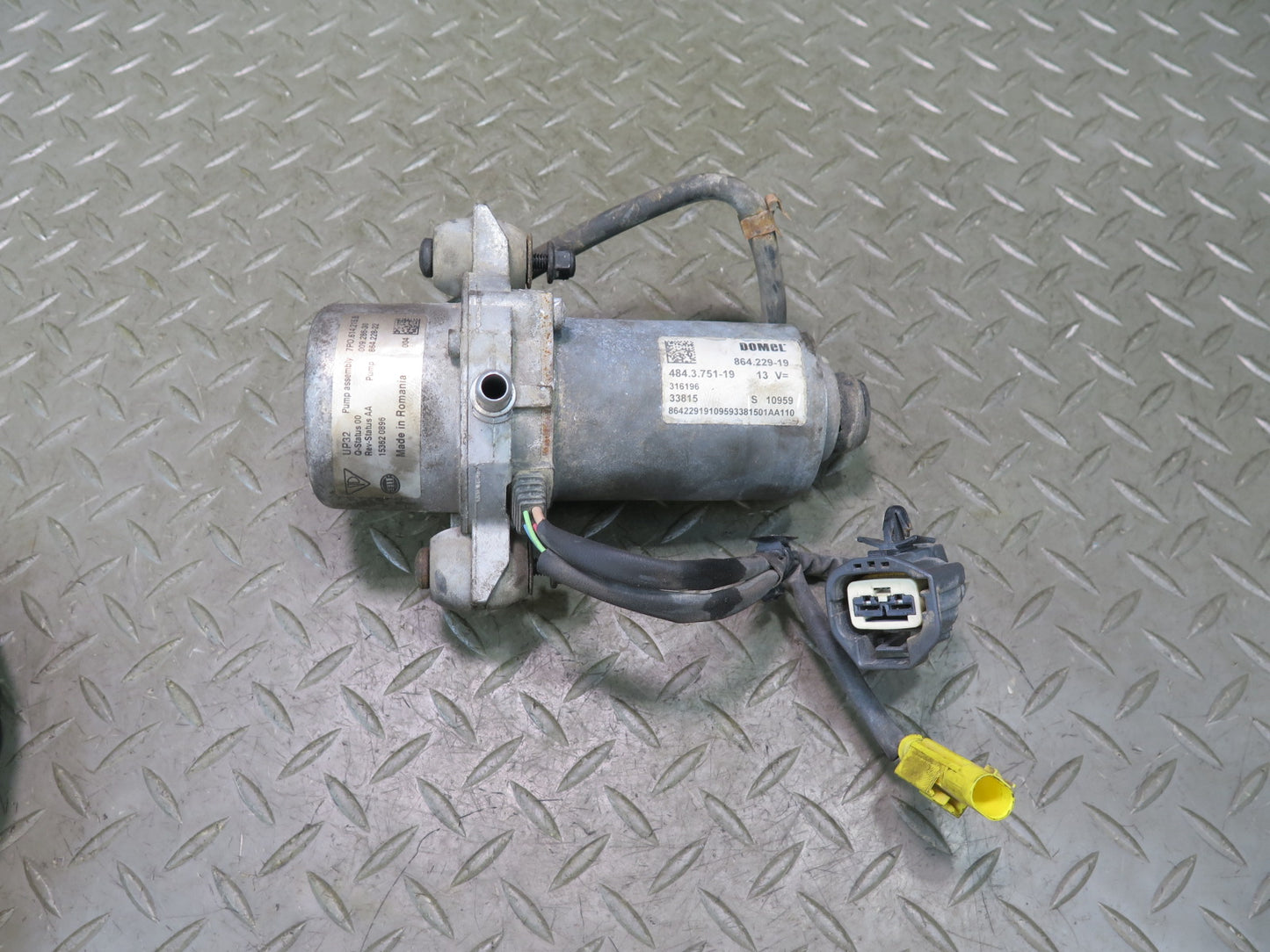 2011-2018 Porsche Cayenne 958 3.0L E-hybrid Power Brake Booster Vacuum Pump