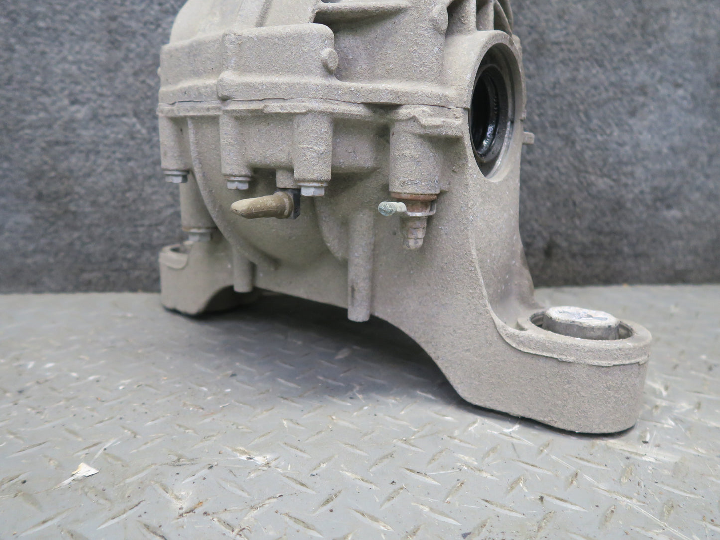 2011-2018 Porsche Cayenne S 958 Hybrid Rear Differential Axle Carrier 3.27 Ratio