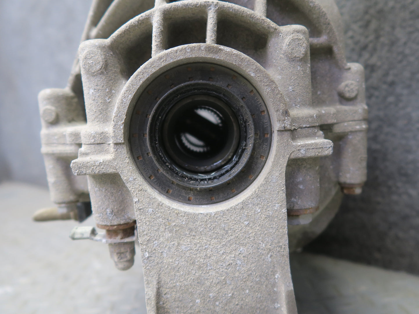 2011-2018 Porsche Cayenne S 958 Hybrid Rear Differential Axle Carrier 3.27 Ratio