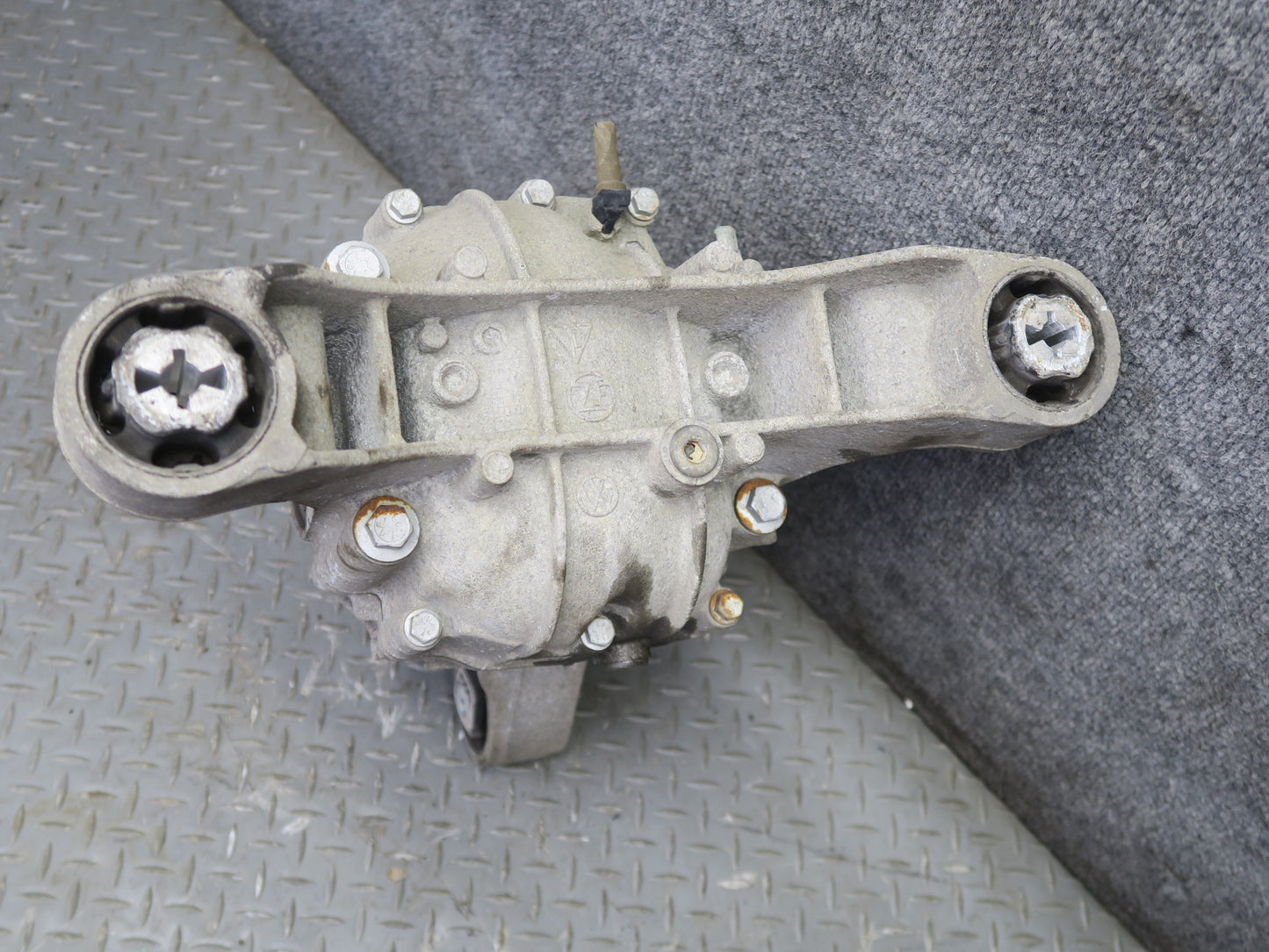 2011-2018 Porsche Cayenne S 958 Hybrid Rear Differential Axle Carrier 3.27 Ratio