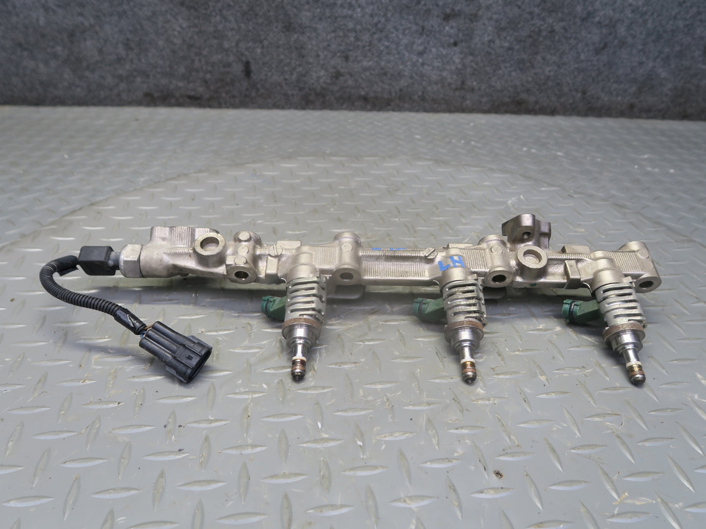 06-13 Lexus IS250 2GRFSE 2.5L Right Side Fuel Rail w Injector Set OEM