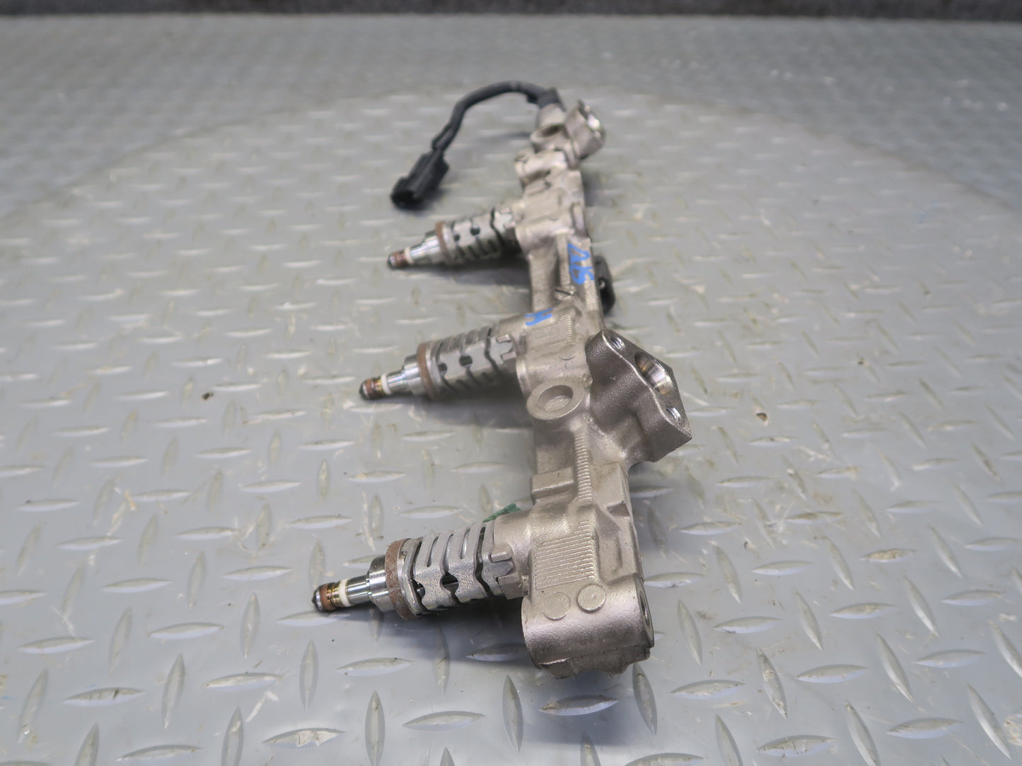 06-13 Lexus IS250 2GRFSE 2.5L Right Side Fuel Rail w Injector Set OEM