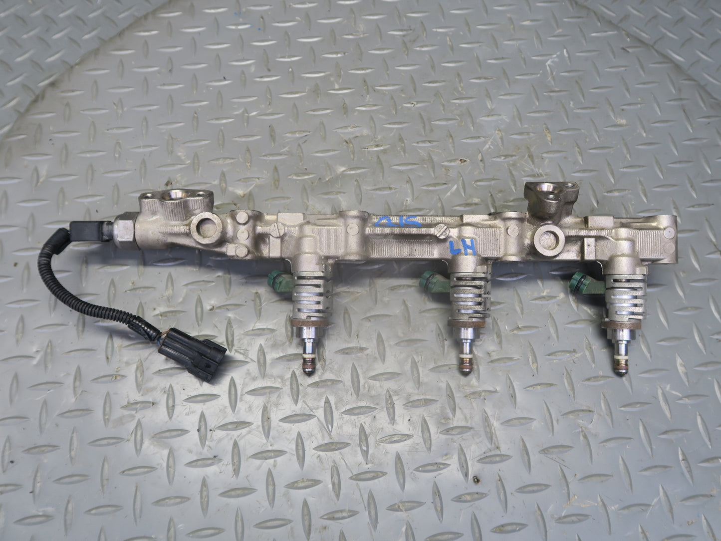 06-13 Lexus IS250 2GRFSE 2.5L Right Side Fuel Rail w Injector Set OEM