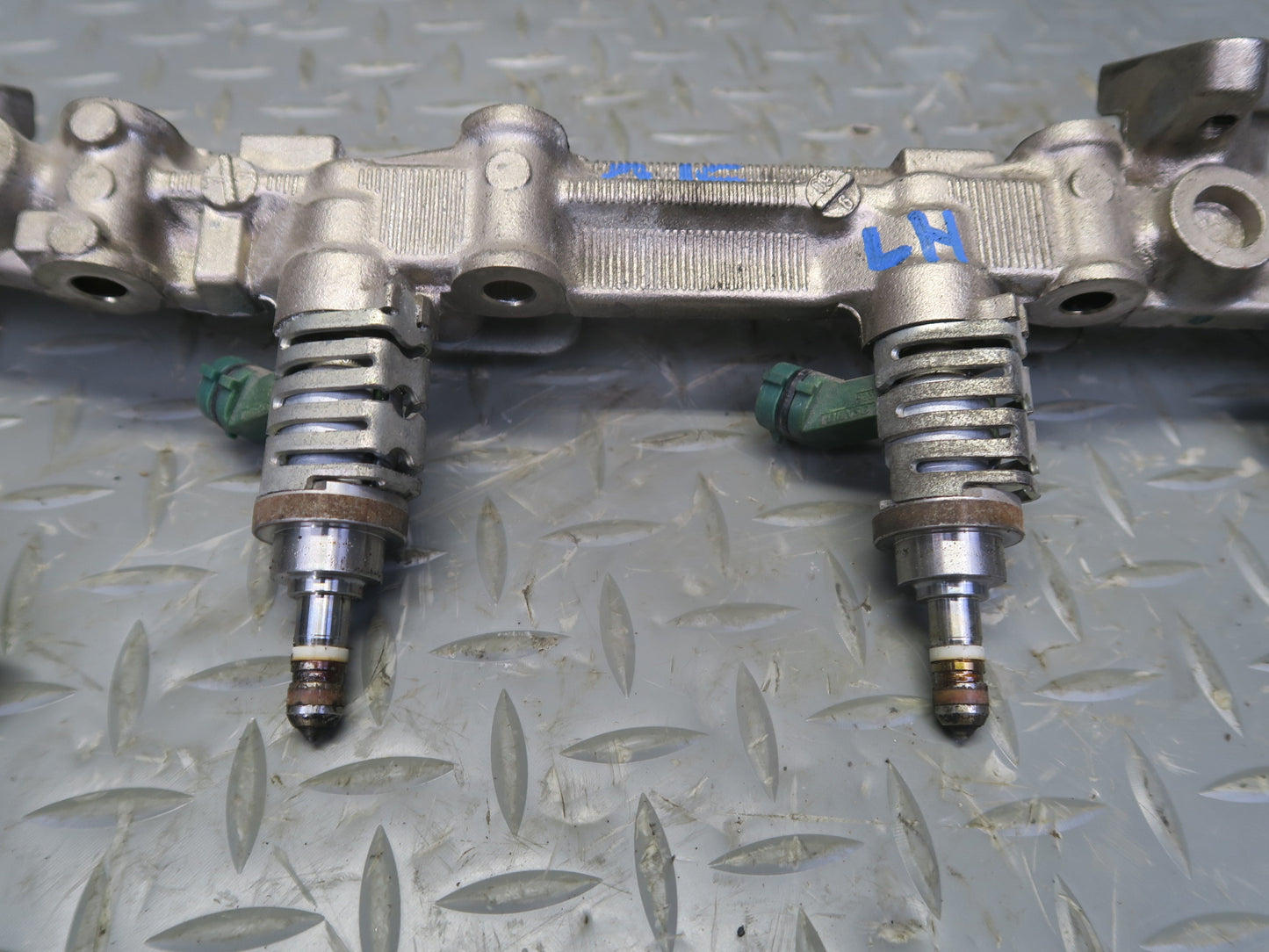 06-13 Lexus IS250 2GRFSE 2.5L Right Side Fuel Rail w Injector Set OEM