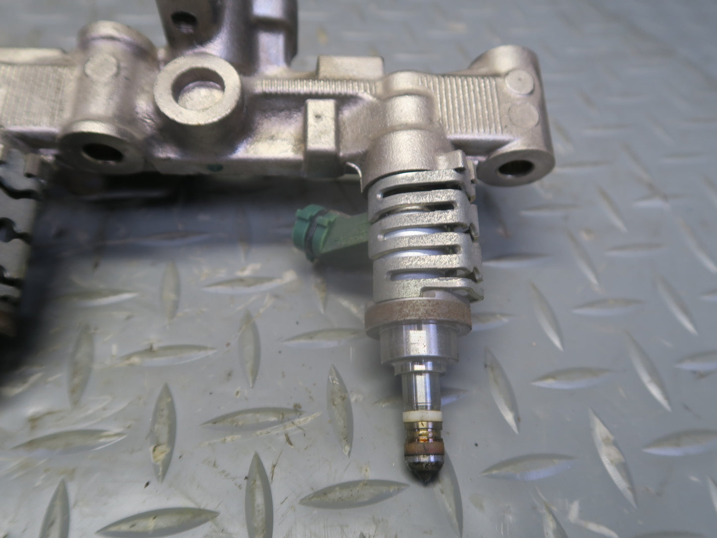 06-13 Lexus IS250 2GRFSE 2.5L Right Side Fuel Rail w Injector Set OEM