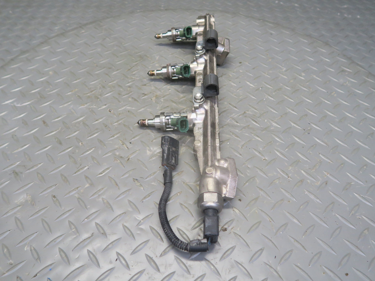 06-13 Lexus IS250 2GRFSE 2.5L Right Side Fuel Rail w Injector Set OEM