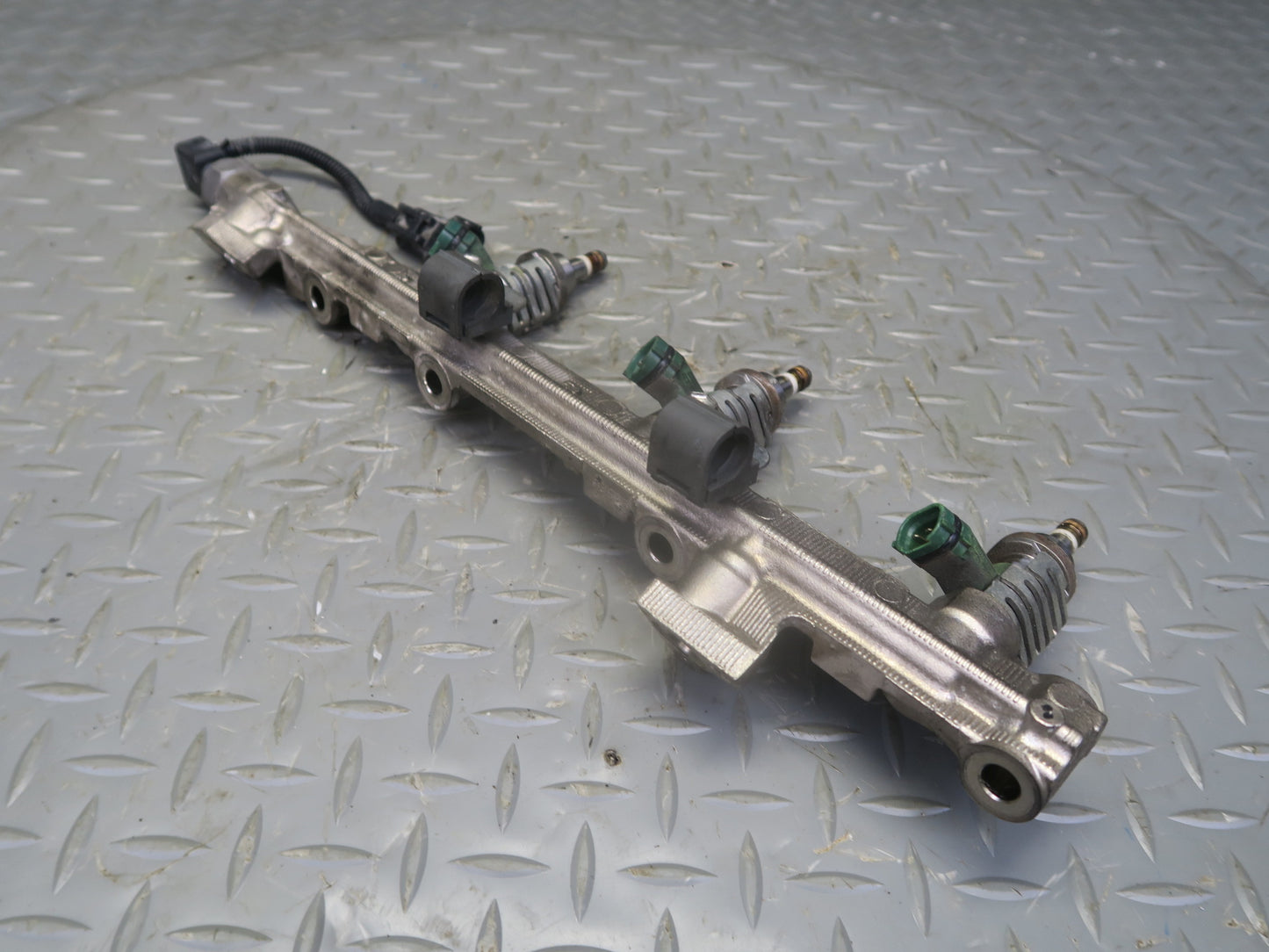 06-13 Lexus IS250 2GRFSE 2.5L Right Side Fuel Rail w Injector Set OEM