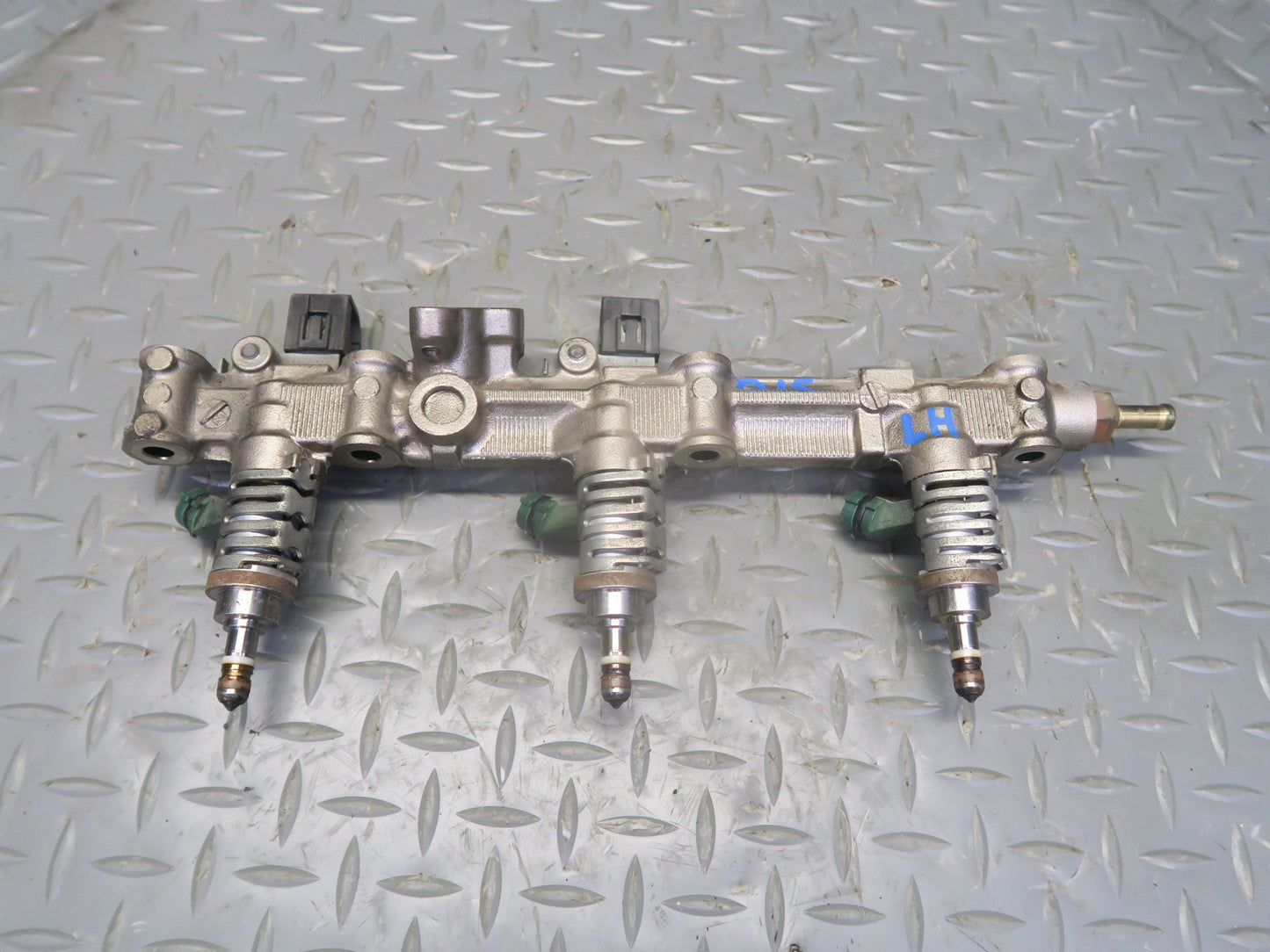 06-13 Lexus GSE20L IS250C Left Side Fuel Rail w Injector Set OEM