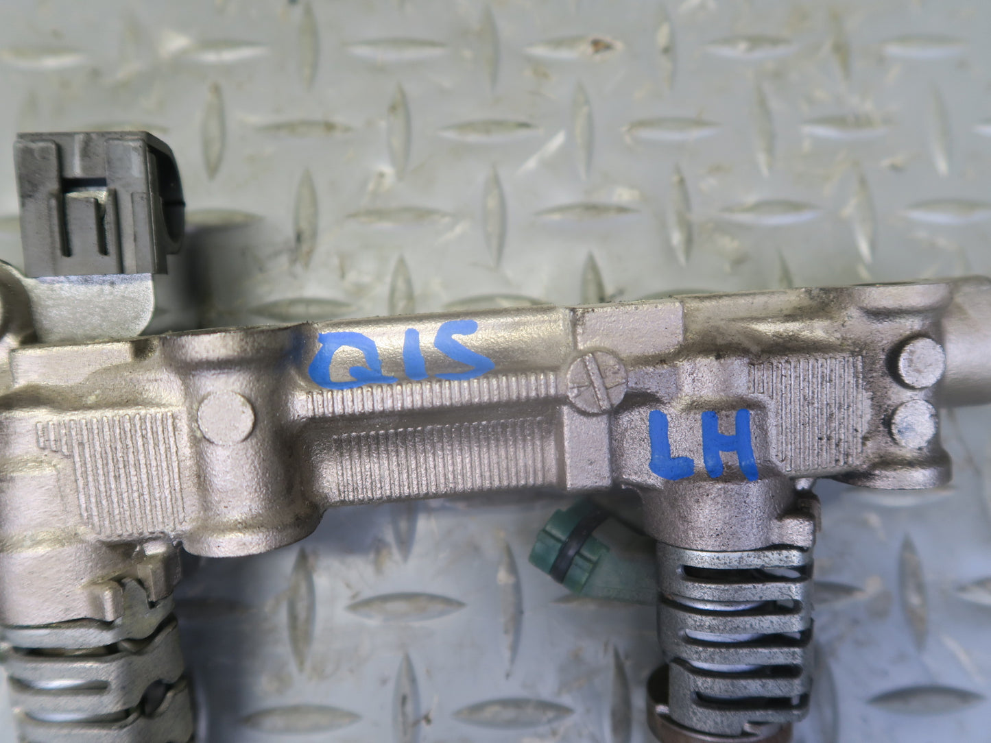 06-13 Lexus GSE20L IS250C Left Side Fuel Rail w Injector Set OEM