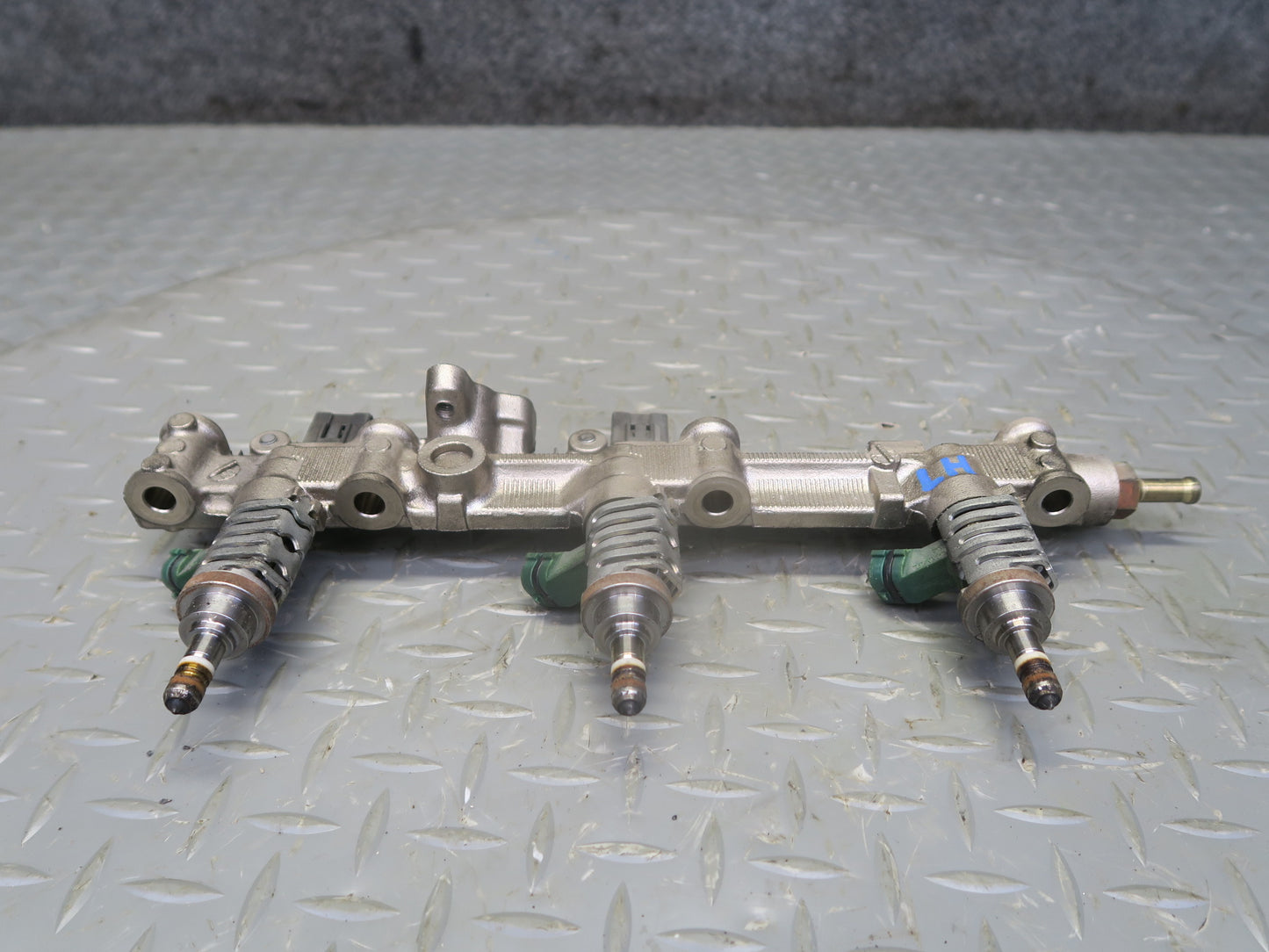 06-13 Lexus GSE20L IS250C Left Side Fuel Rail w Injector Set OEM