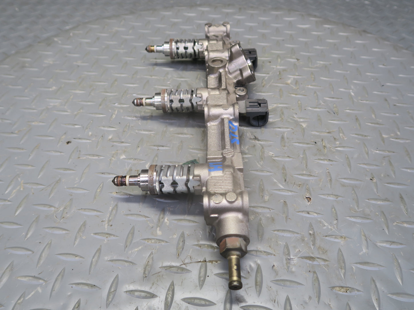 06-13 Lexus GSE20L IS250C Left Side Fuel Rail w Injector Set OEM