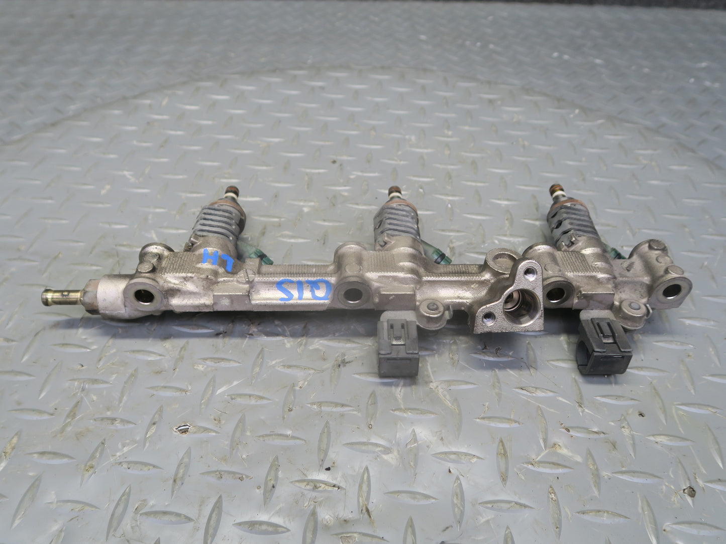 06-13 Lexus GSE20L IS250C Left Side Fuel Rail w Injector Set OEM