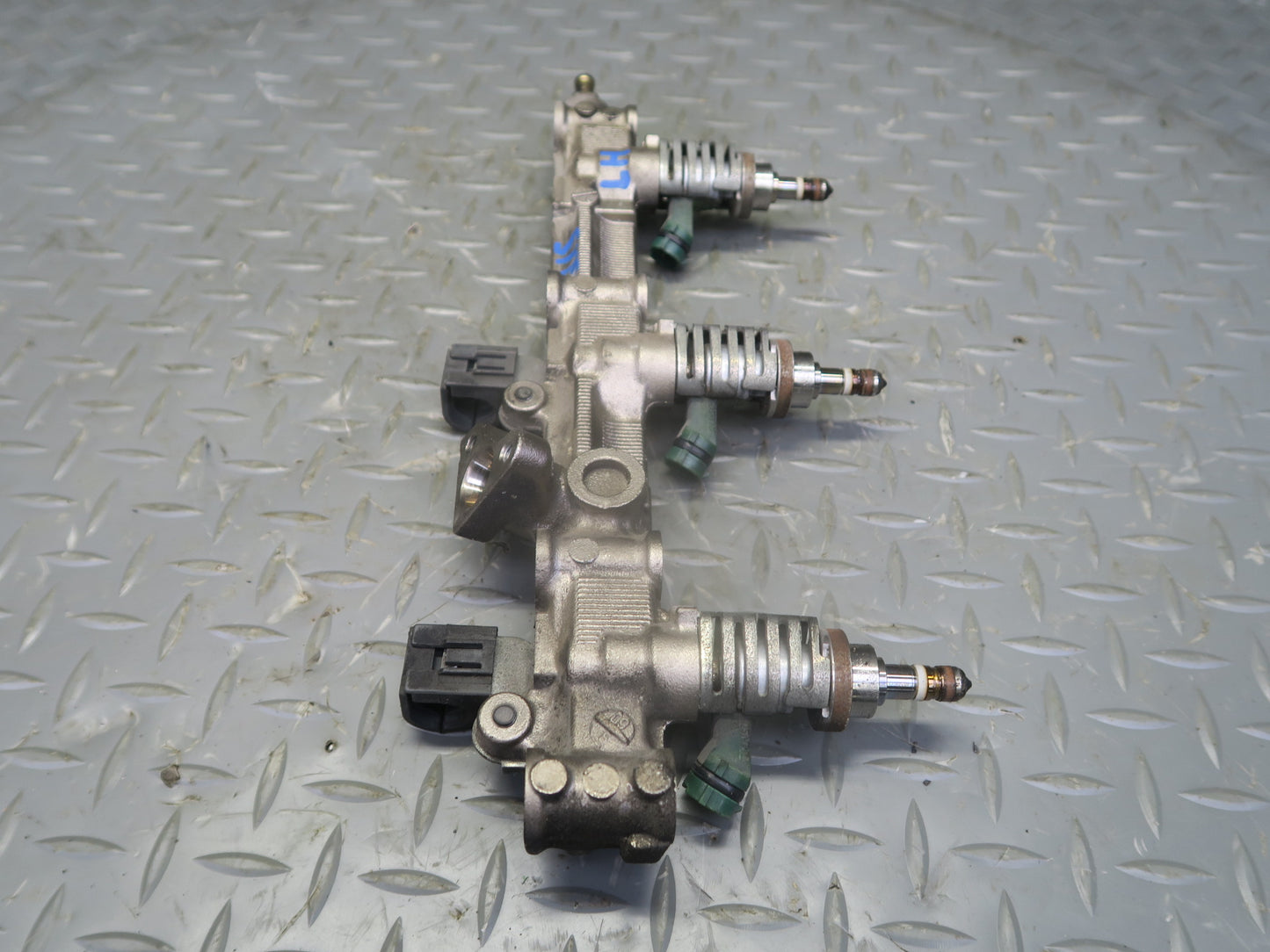 06-13 Lexus GSE20L IS250C Left Side Fuel Rail w Injector Set OEM