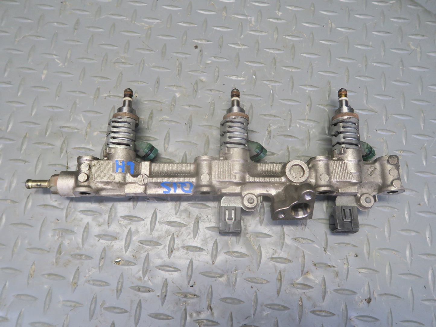 06-13 Lexus GSE20L IS250C Left Side Fuel Rail w Injector Set OEM
