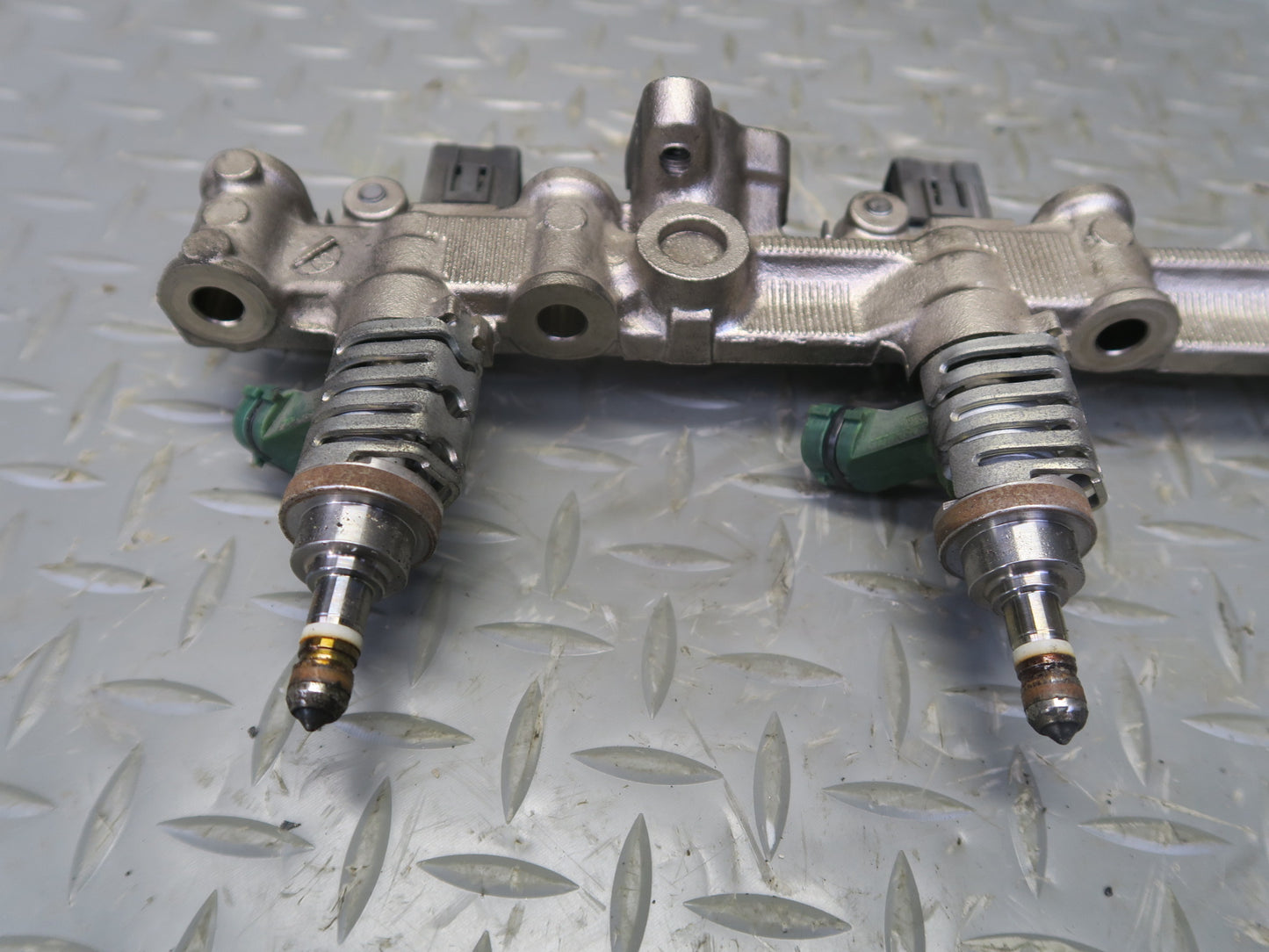 06-13 Lexus GSE20L IS250C Left Side Fuel Rail w Injector Set OEM