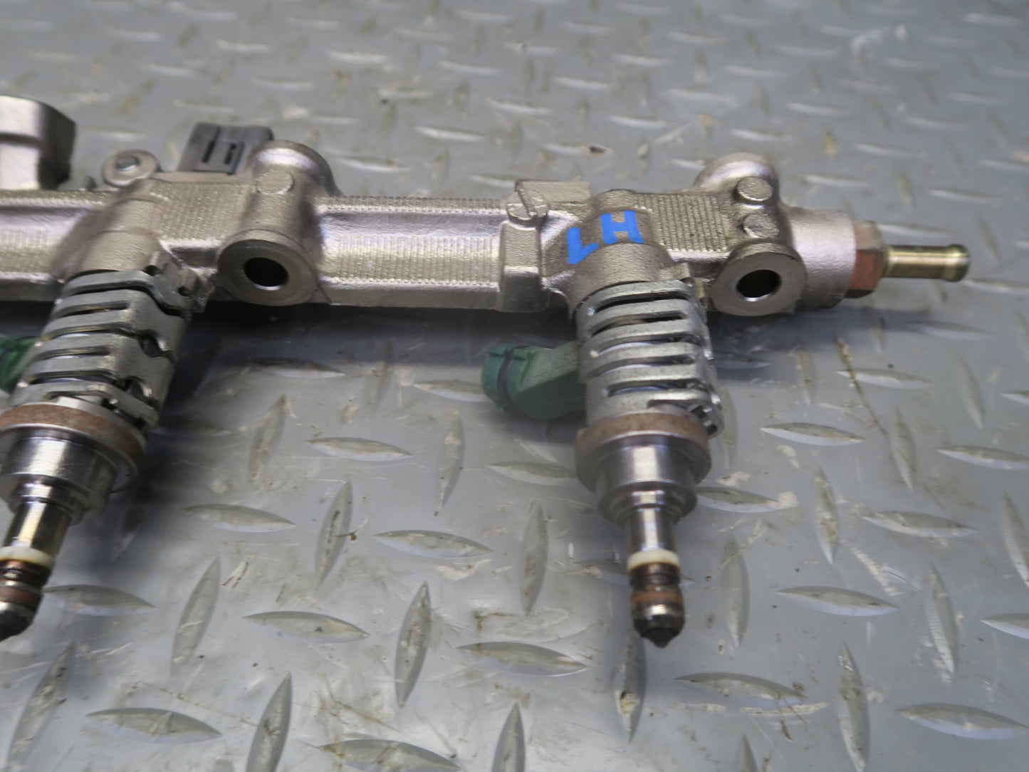 06-13 Lexus GSE20L IS250C Left Side Fuel Rail w Injector Set OEM