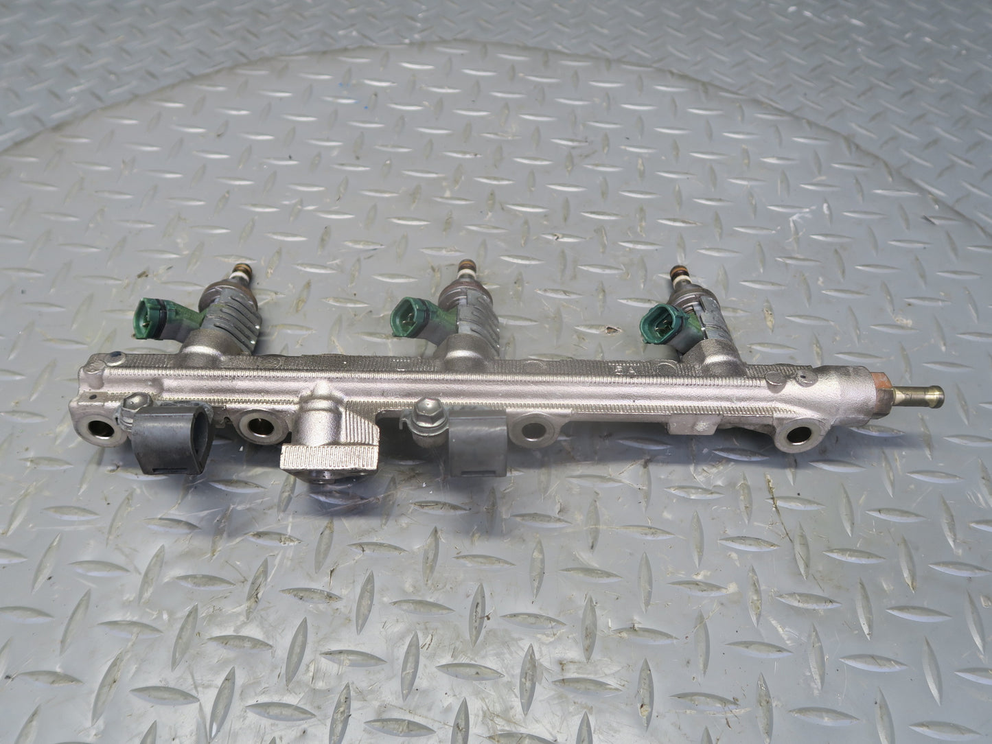 06-13 Lexus GSE20L IS250C Left Side Fuel Rail w Injector Set OEM