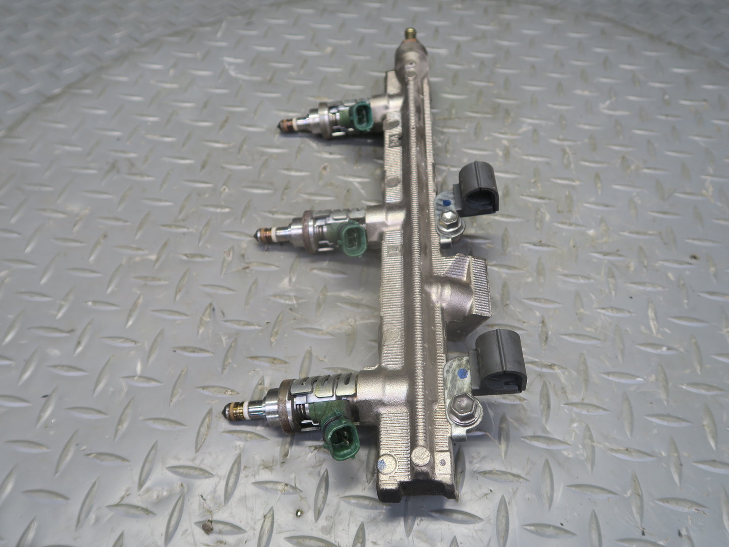 06-13 Lexus GSE20L IS250C Left Side Fuel Rail w Injector Set OEM