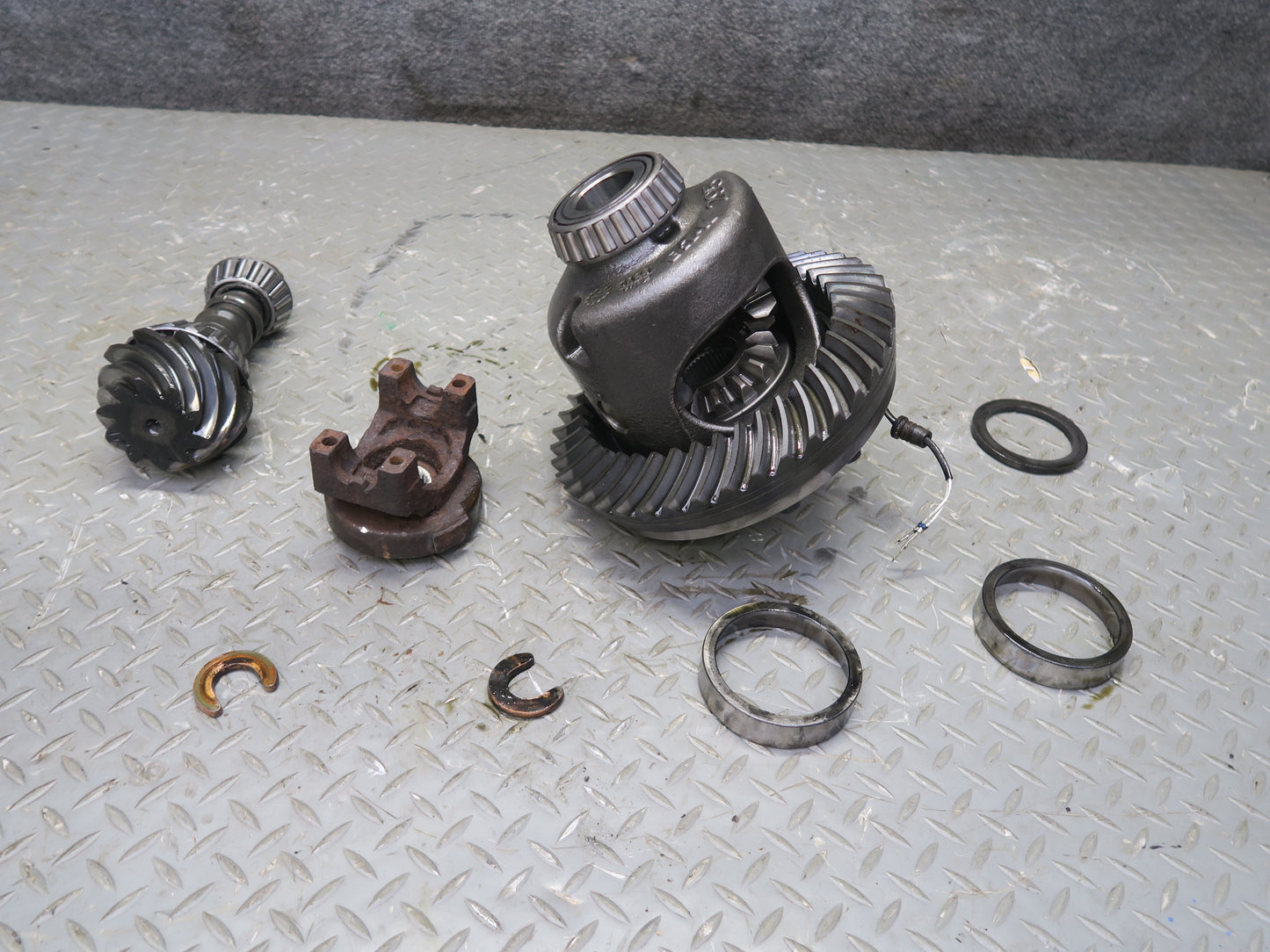 2003-2005 Hummer H2 Rear Differential 4.10 Ratio Ring & Pinion Gear Set