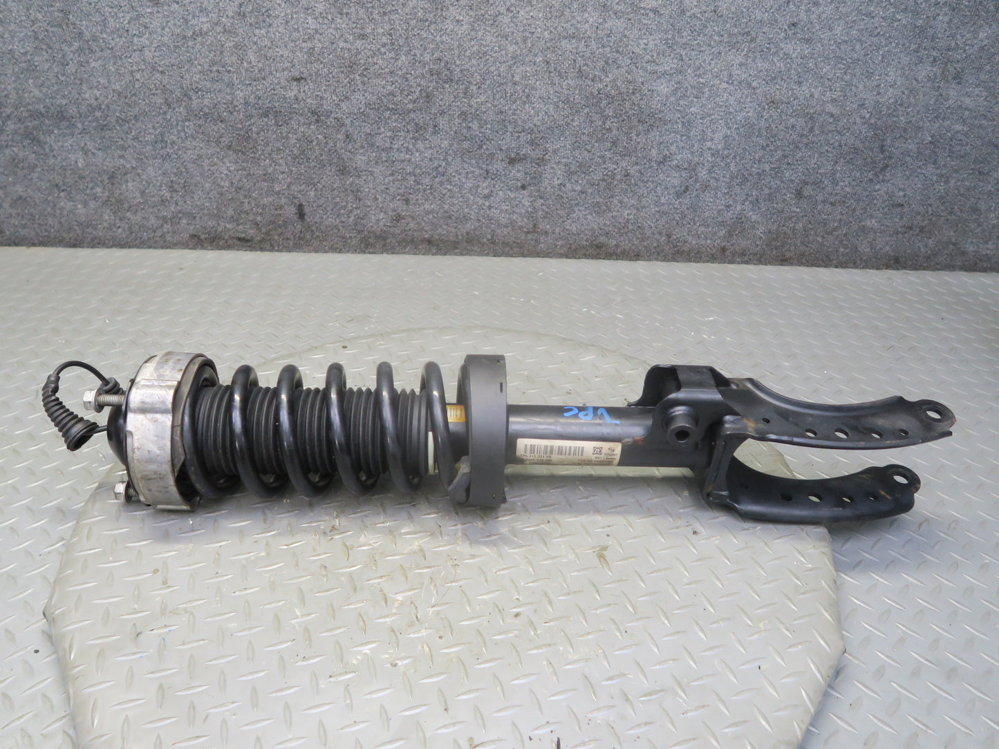 2015-2018 Porsche Cayenne 958 AWD E-hybrid Front Strut Shock Absorber Set of 2