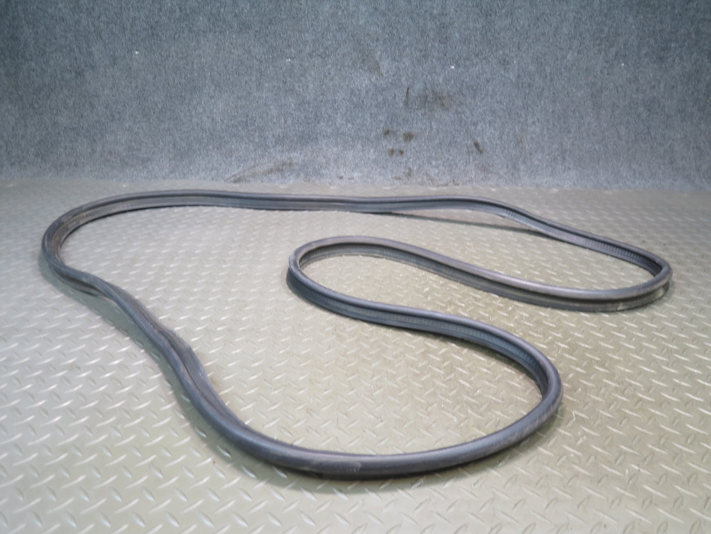 01-06 Lexus UCF30L LS430 Rear Trunk Lid Weatherstrip Rubber Seal OEM