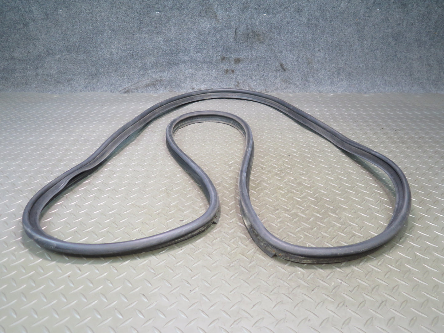 01-06 Lexus UCF30L LS430 Rear Trunk Lid Weatherstrip Rubber Seal OEM
