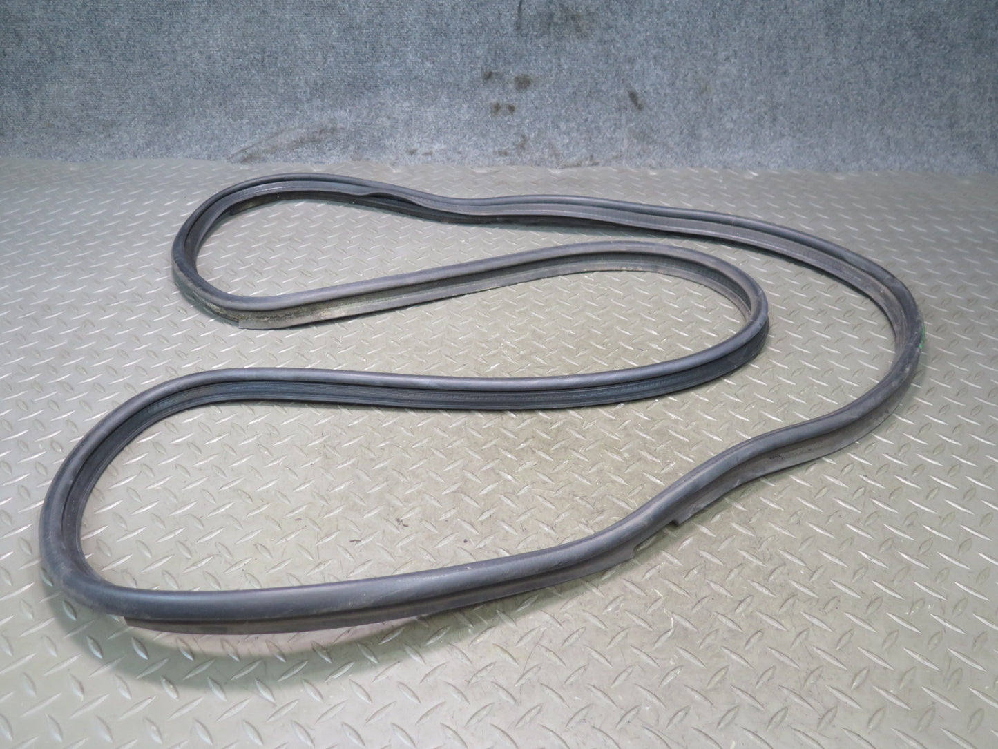 01-06 Lexus UCF30L LS430 Rear Trunk Lid Weatherstrip Rubber Seal OEM