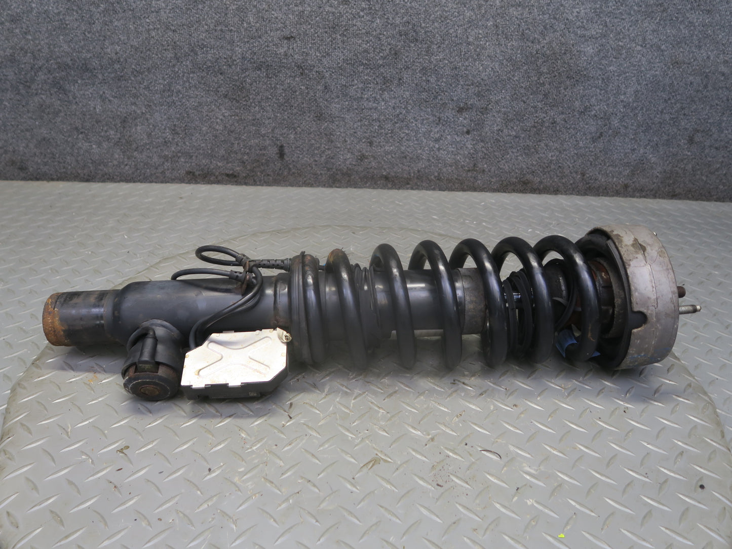 2010-2014 BMW E70 E71 X5M X6M Front VDC Strut Shock Absorber Set of 2