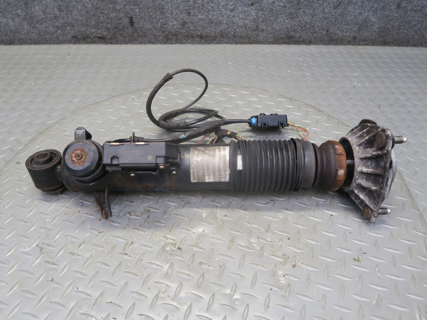 2010-2014 BMW E70 E71 X5M X6M Rear Left & Right VDC Strut Shock Absorber Set