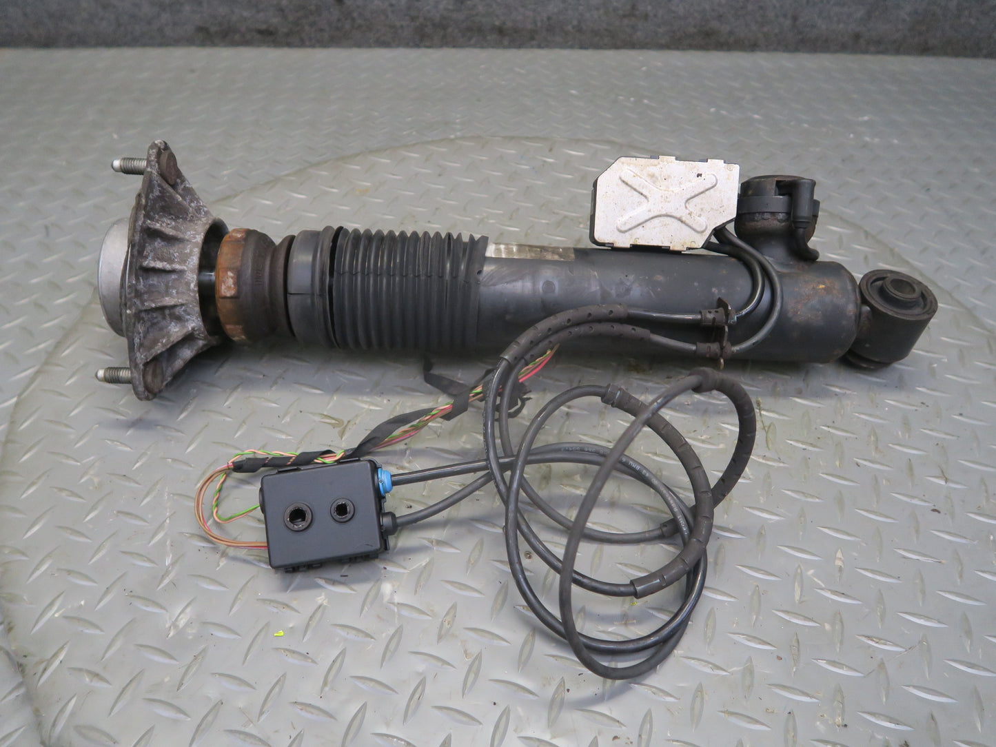 2010-2014 BMW E70 E71 X5M X6M Rear Left & Right VDC Strut Shock Absorber Set