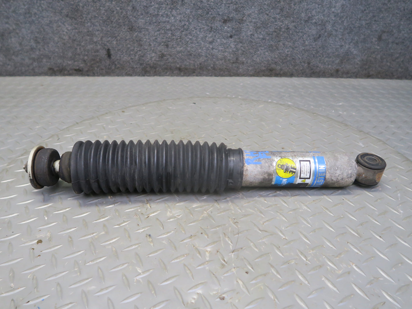2003-2009 Hummer H2 Front Left & Right Side Strut Shock Absorber Bilstein