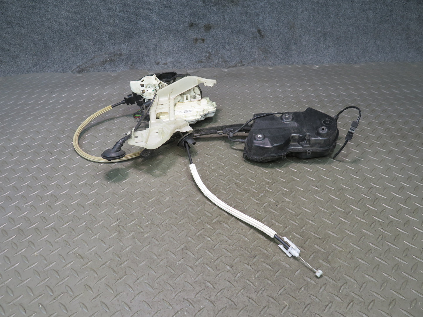 2011-2018 Porsche Cayenne 958 Front Right Door Lock Latch Actuator w Soft Close