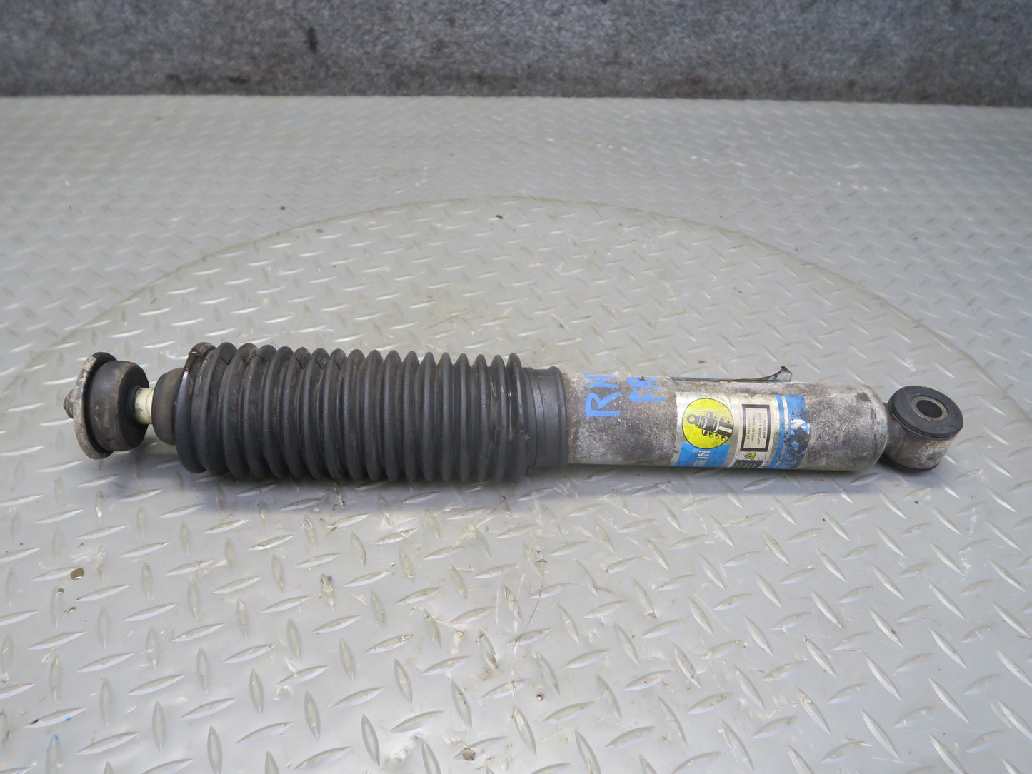 2003-2009 Hummer H2 Front Left & Right Side Strut Shock Absorber Bilstein