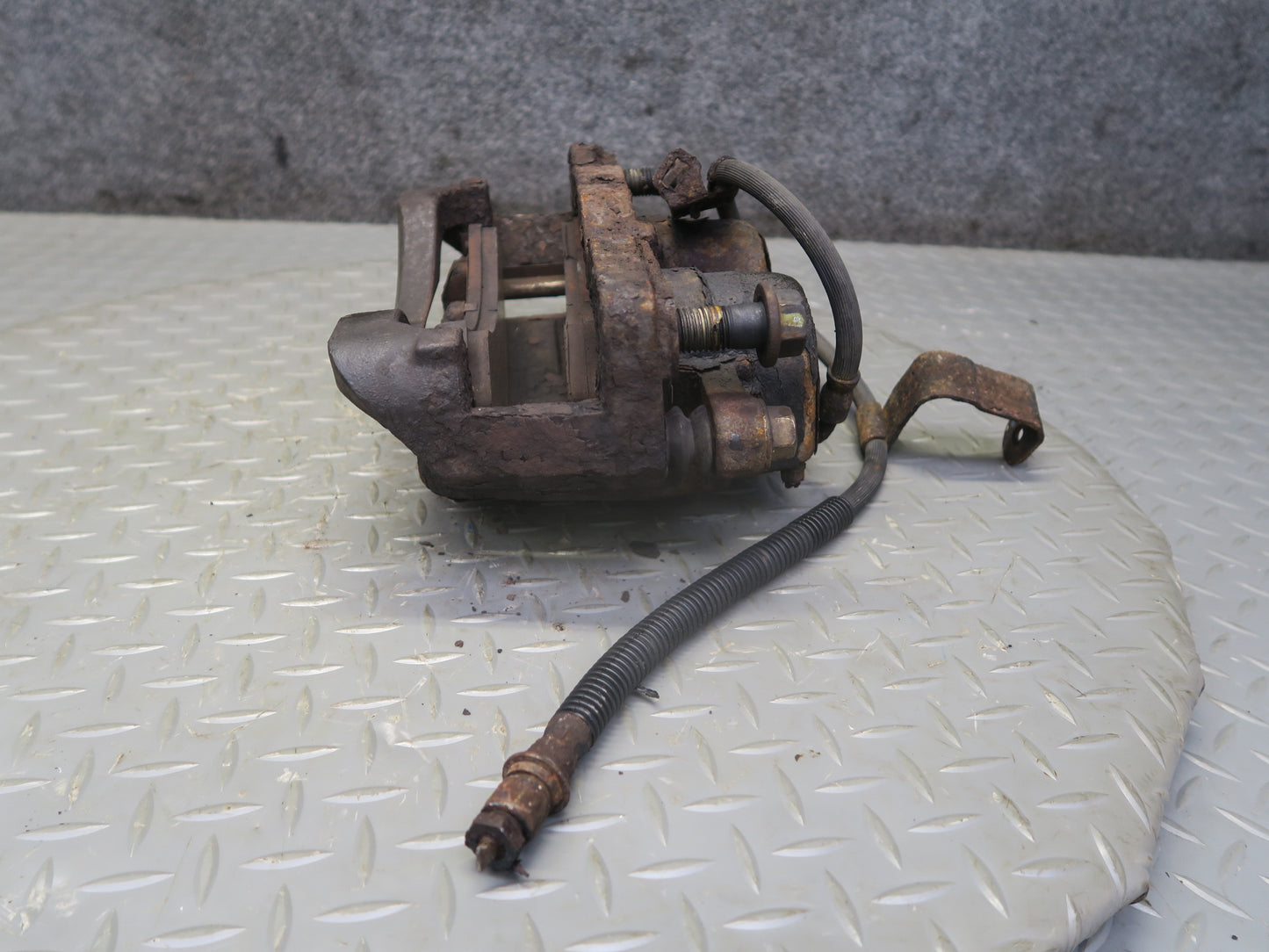 2003-2009 Hummer H2 AWD Front Left & Right Side Brake Caliper Set of 2
