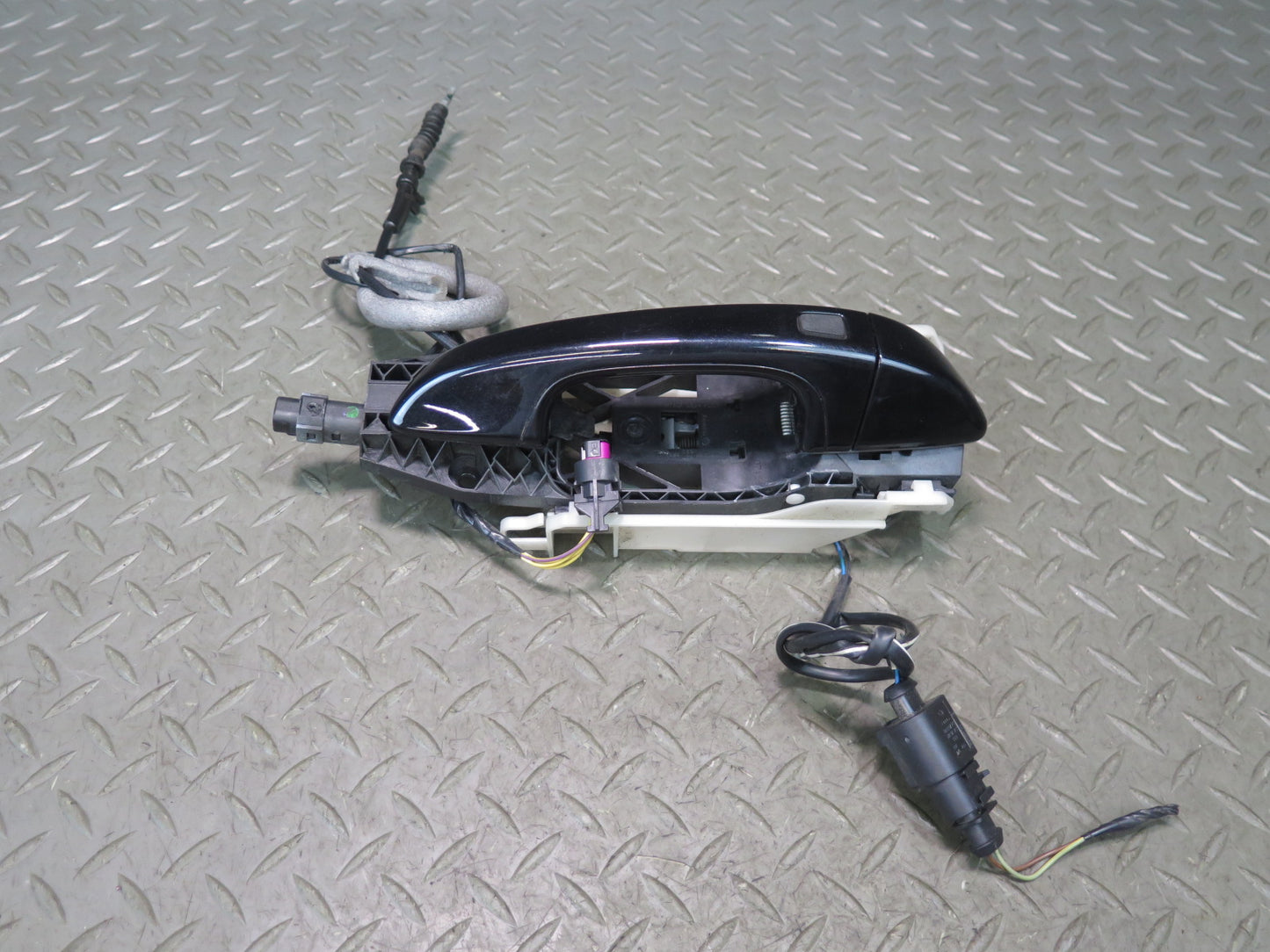 2011-2018 Porsche Cayenne 958 Front Right Door Exterior Handle w Keyless Entry
