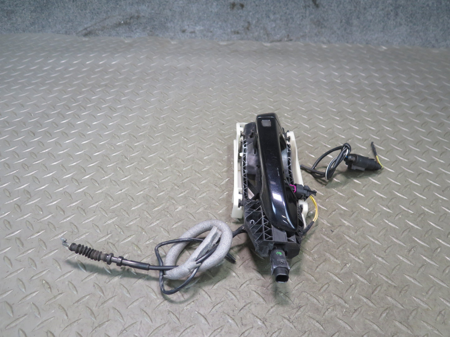 2011-2018 Porsche Cayenne 958 Front Right Door Exterior Handle w Keyless Entry