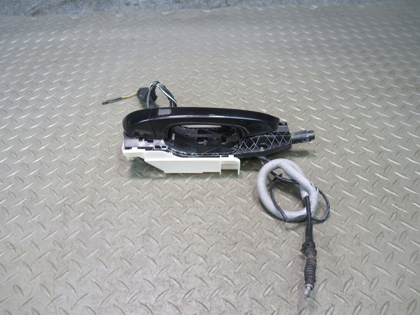 2011-2018 Porsche Cayenne 958 Front Right Door Exterior Handle w Keyless Entry