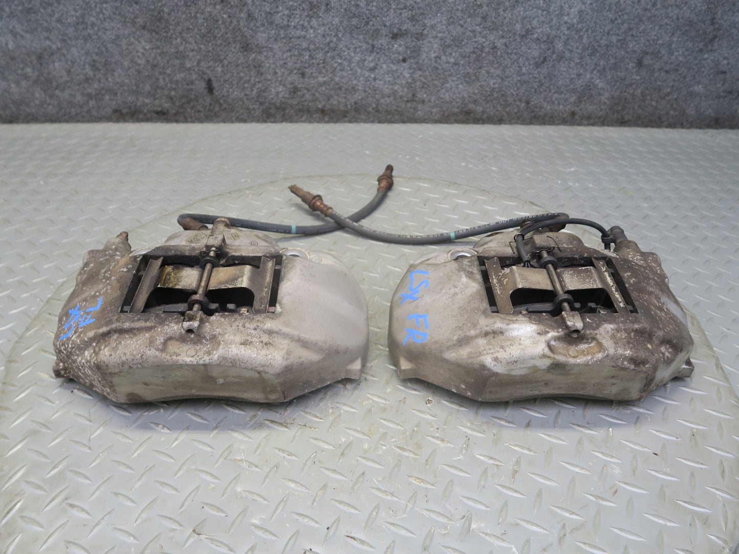 01-06 Lexus UCF30L LS430 Set of 2 Front Left & Right Sumitomo Brake Caliper OEM