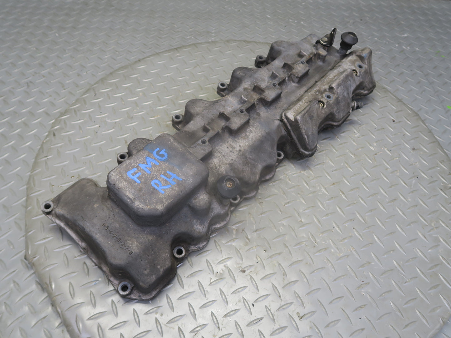 02-05 Mercedes W463 G500 M113 Engine Right Cylinder Head Valve Cover 1130160595