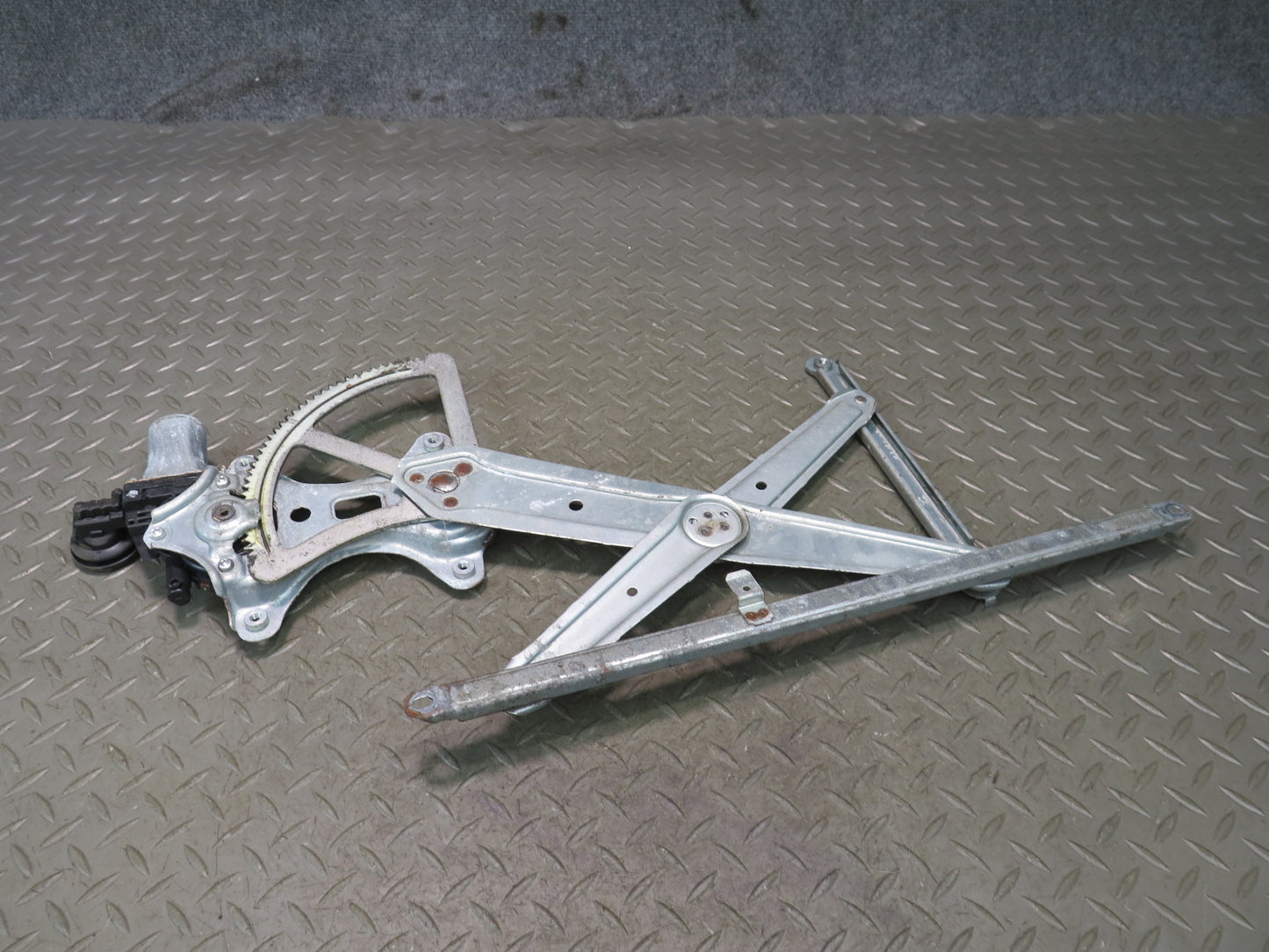 2003-2009 Lexus UZJ120L GX470 Front Left Door Window Regulator w Motor
