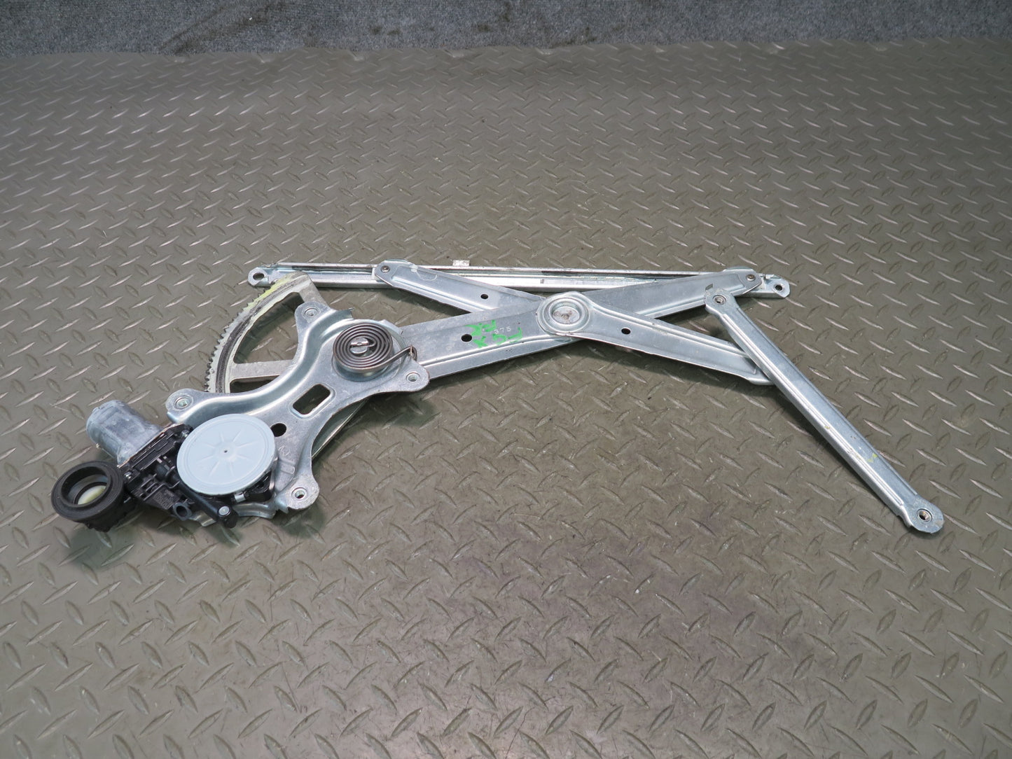 2003-2009 Lexus UZJ120L GX470 Front Right Door Window Regulator w Motor