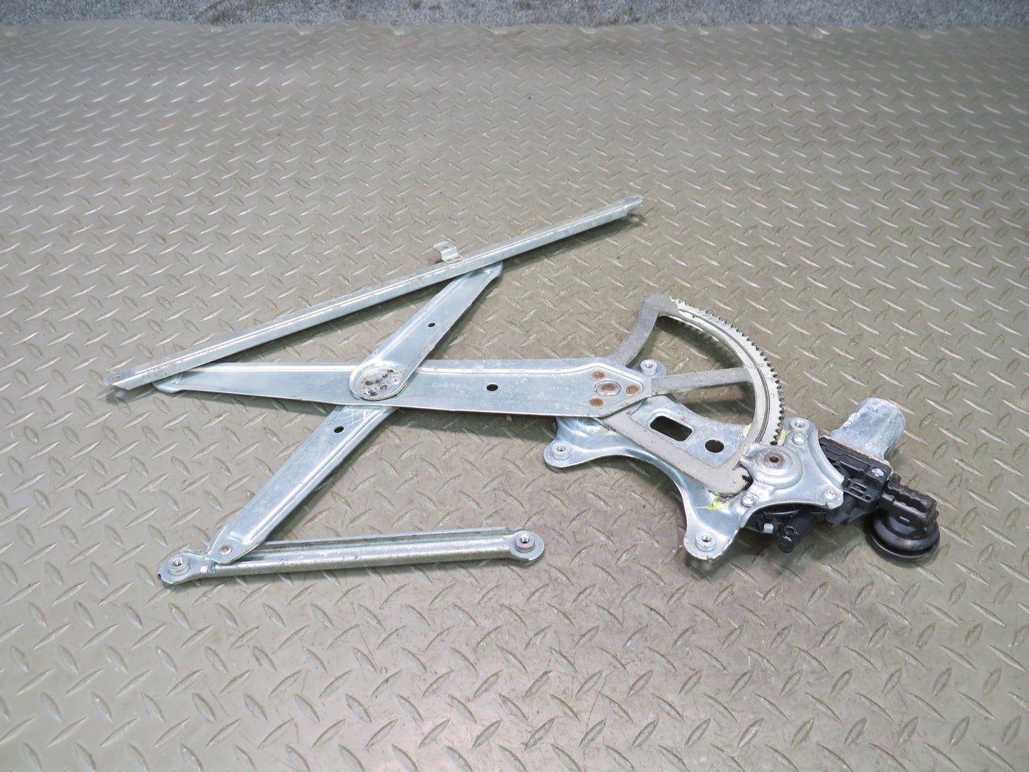 2003-2009 Lexus UZJ120L GX470 Front Right Door Window Regulator w Motor