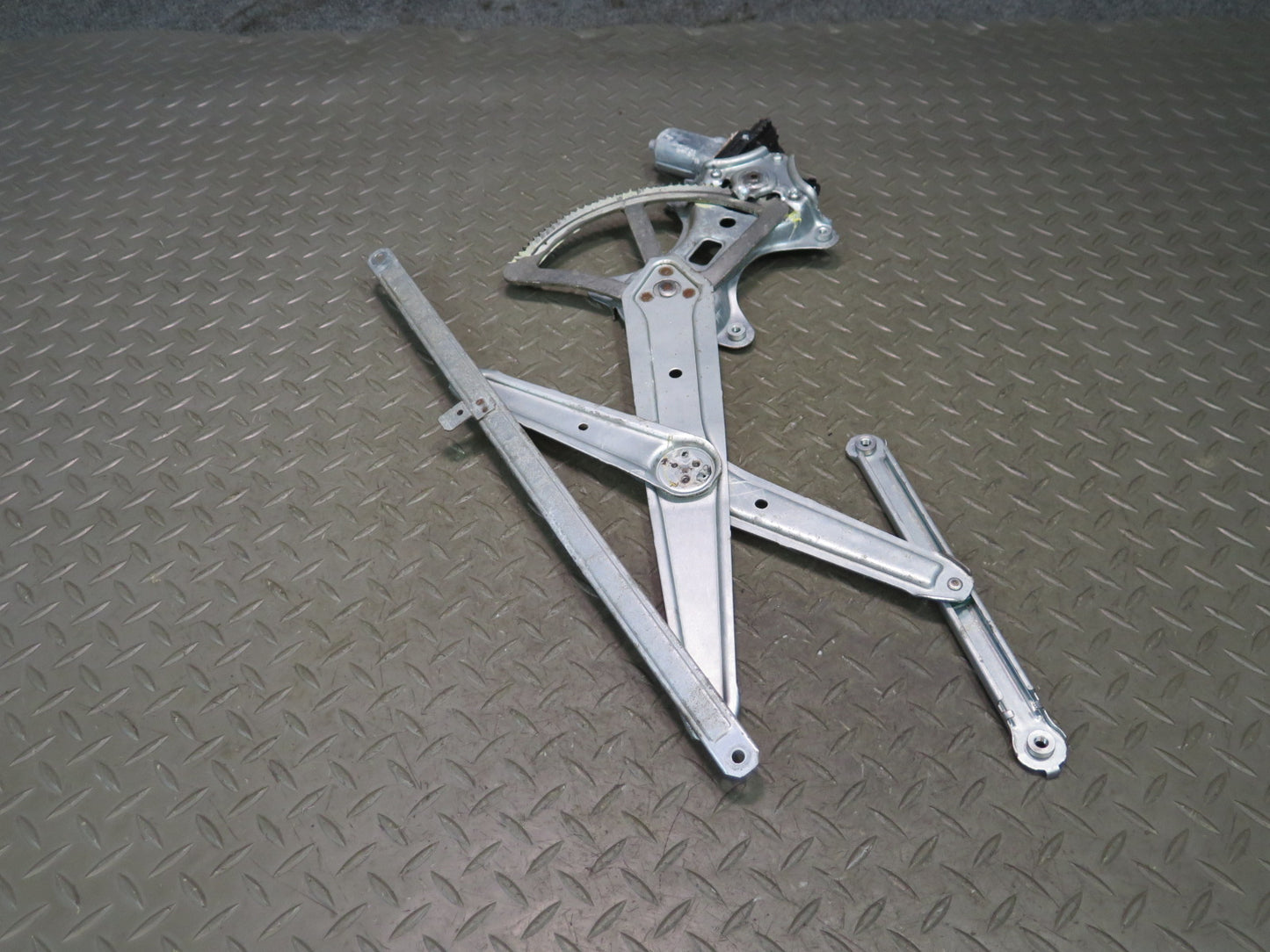 2003-2009 Lexus UZJ120L GX470 Front Right Door Window Regulator w Motor