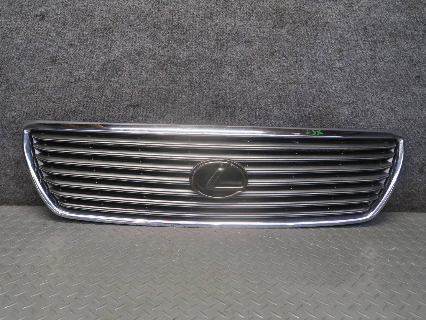 01-03 Lexus UCF30L LS430 Front Upper Hood Chrome Grille w Emblem OEM