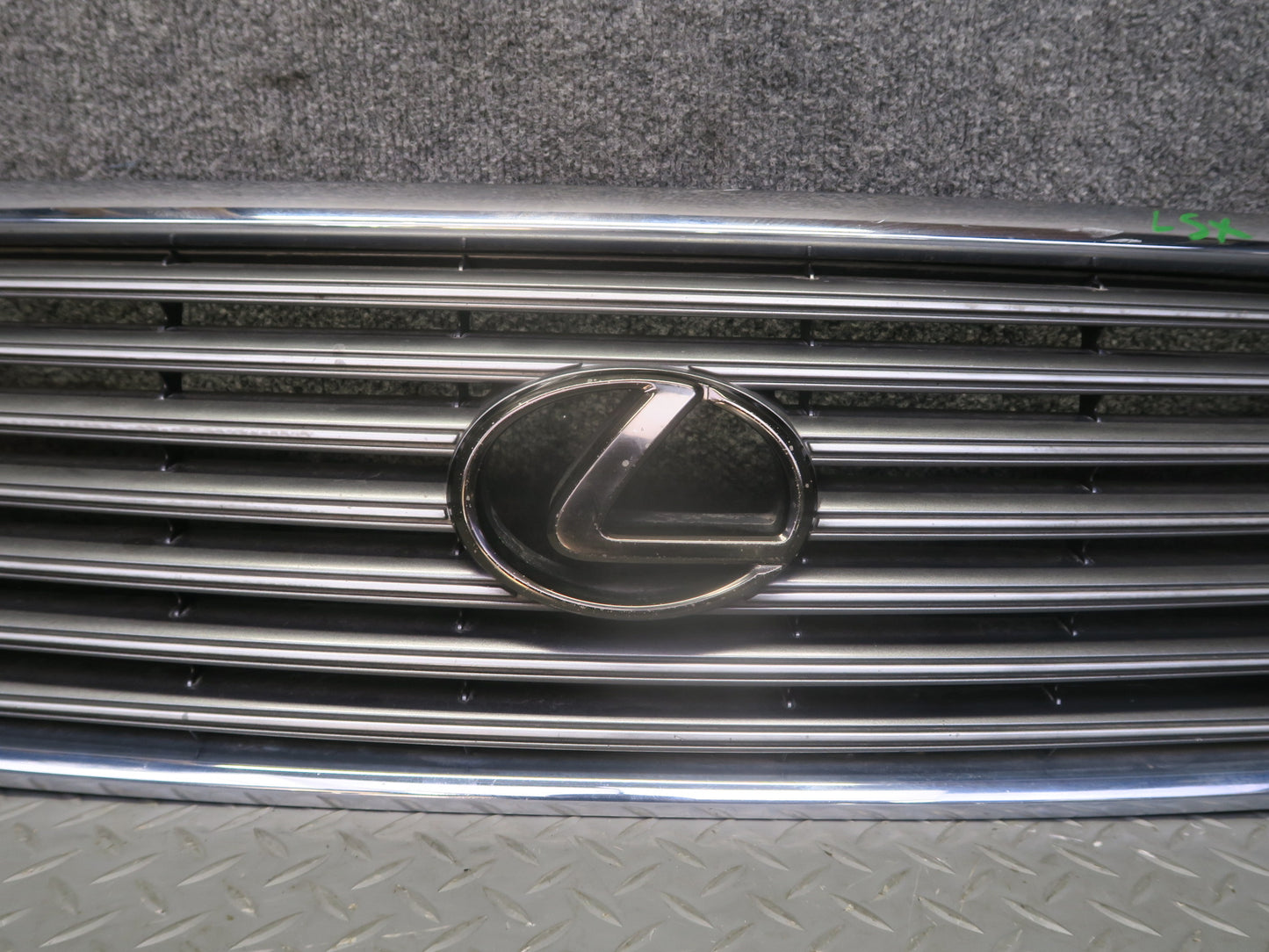 01-03 Lexus UCF30L LS430 Front Upper Hood Chrome Grille w Emblem OEM