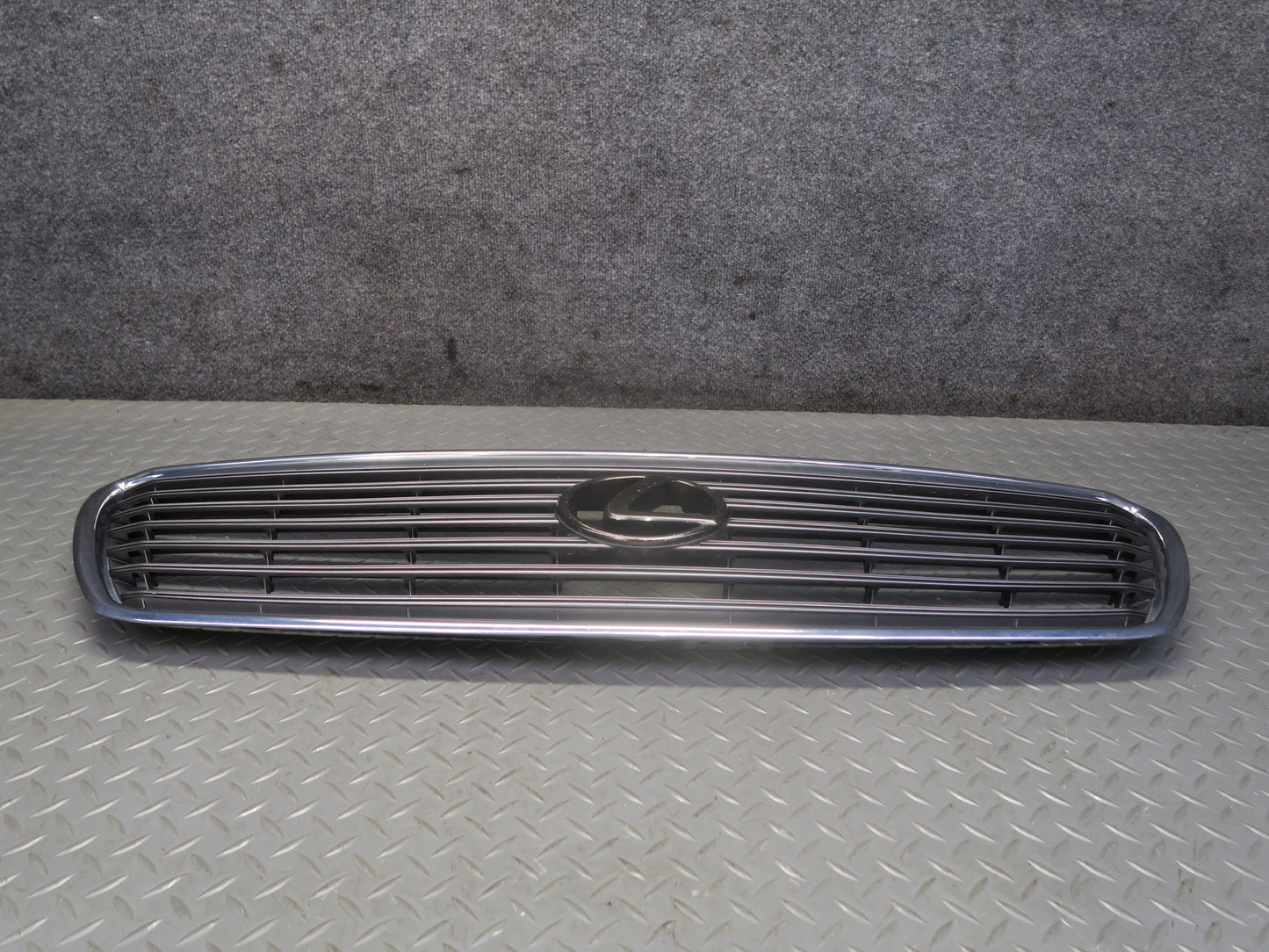 01-03 Lexus UCF30L LS430 Front Upper Hood Chrome Grille w Emblem OEM