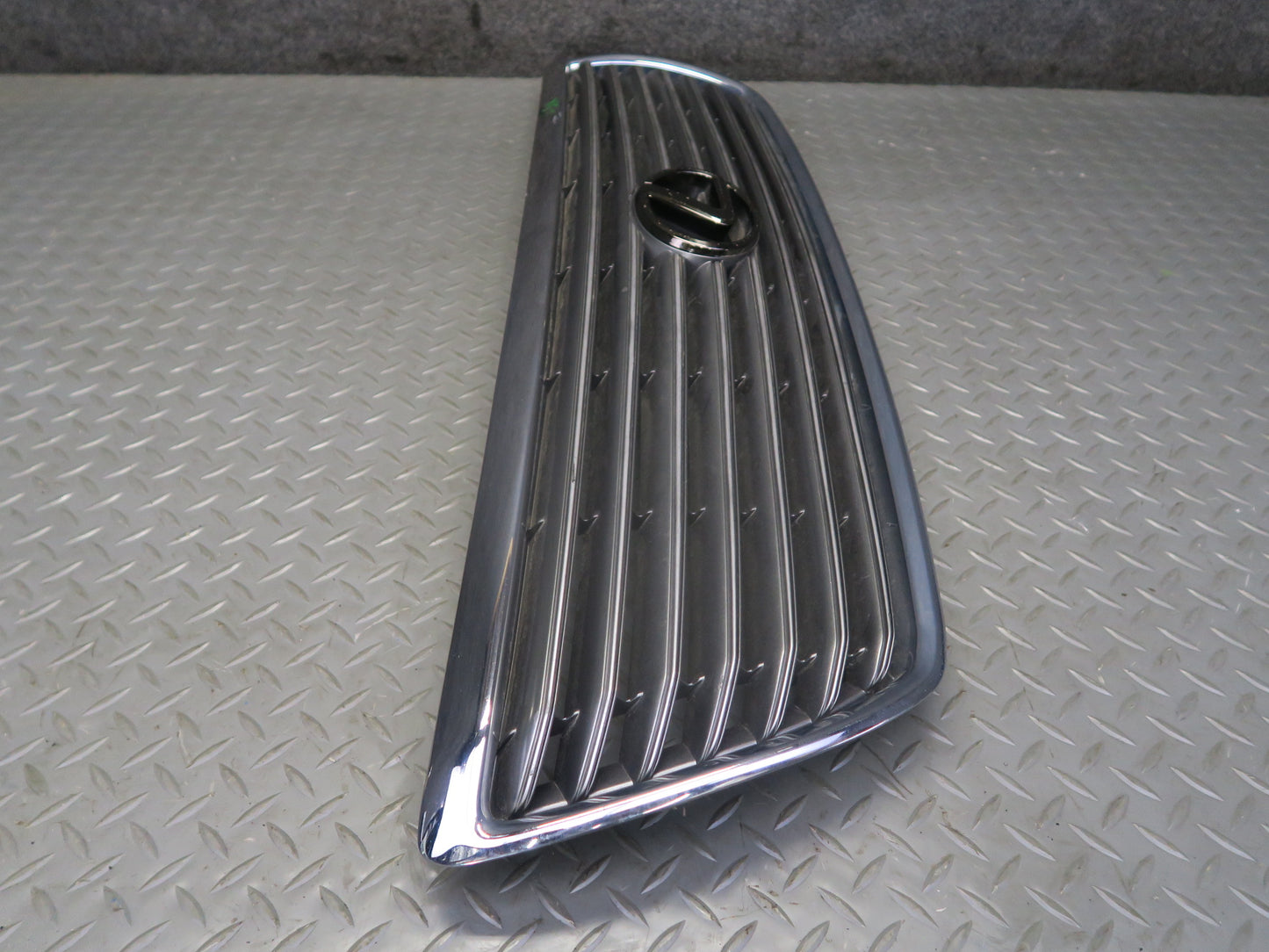 01-03 Lexus UCF30L LS430 Front Upper Hood Chrome Grille w Emblem OEM