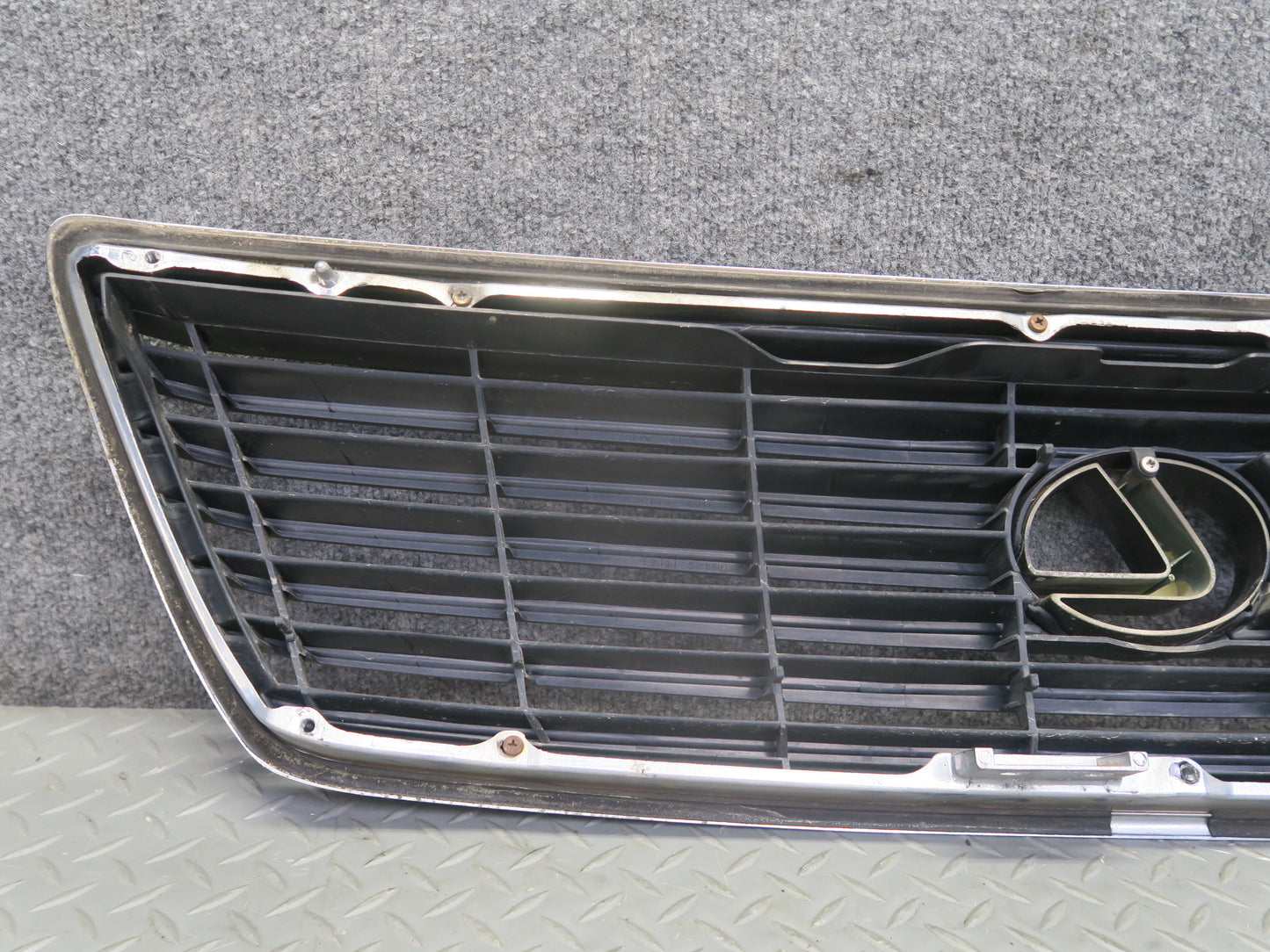 01-03 Lexus UCF30L LS430 Front Upper Hood Chrome Grille w Emblem OEM