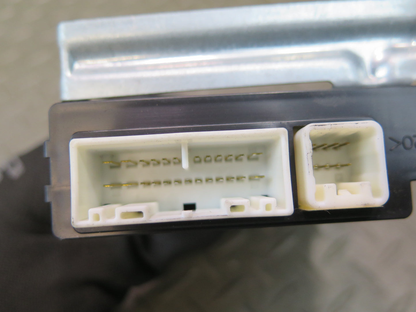 2003-2009 Lexus UZJ120L GX470 Multiplex Network Body Control Module 89226-60030